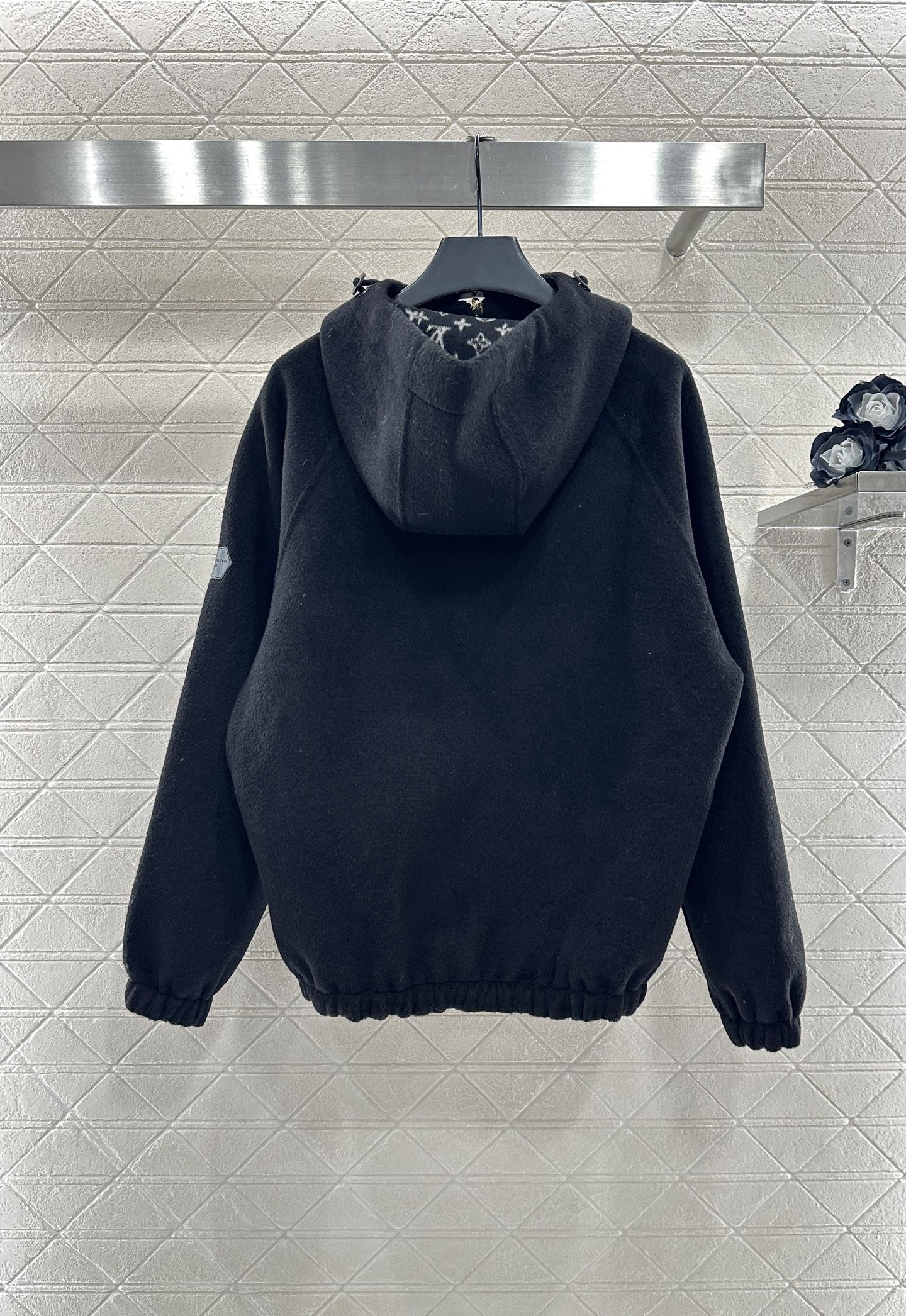 Wearing a woolen hooded jacket on both sides