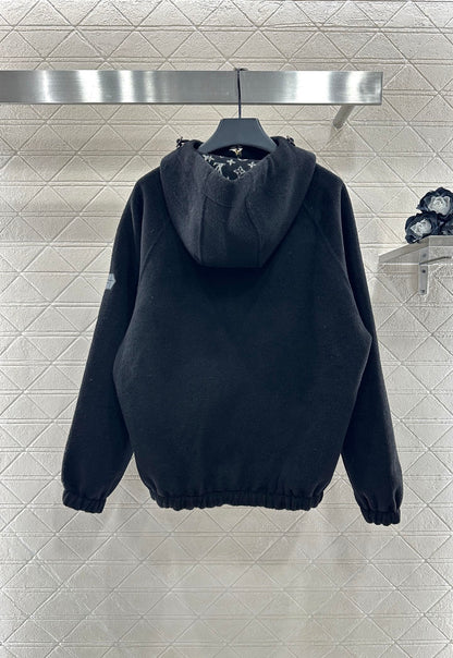 Wearing a woolen hooded jacket on both sides