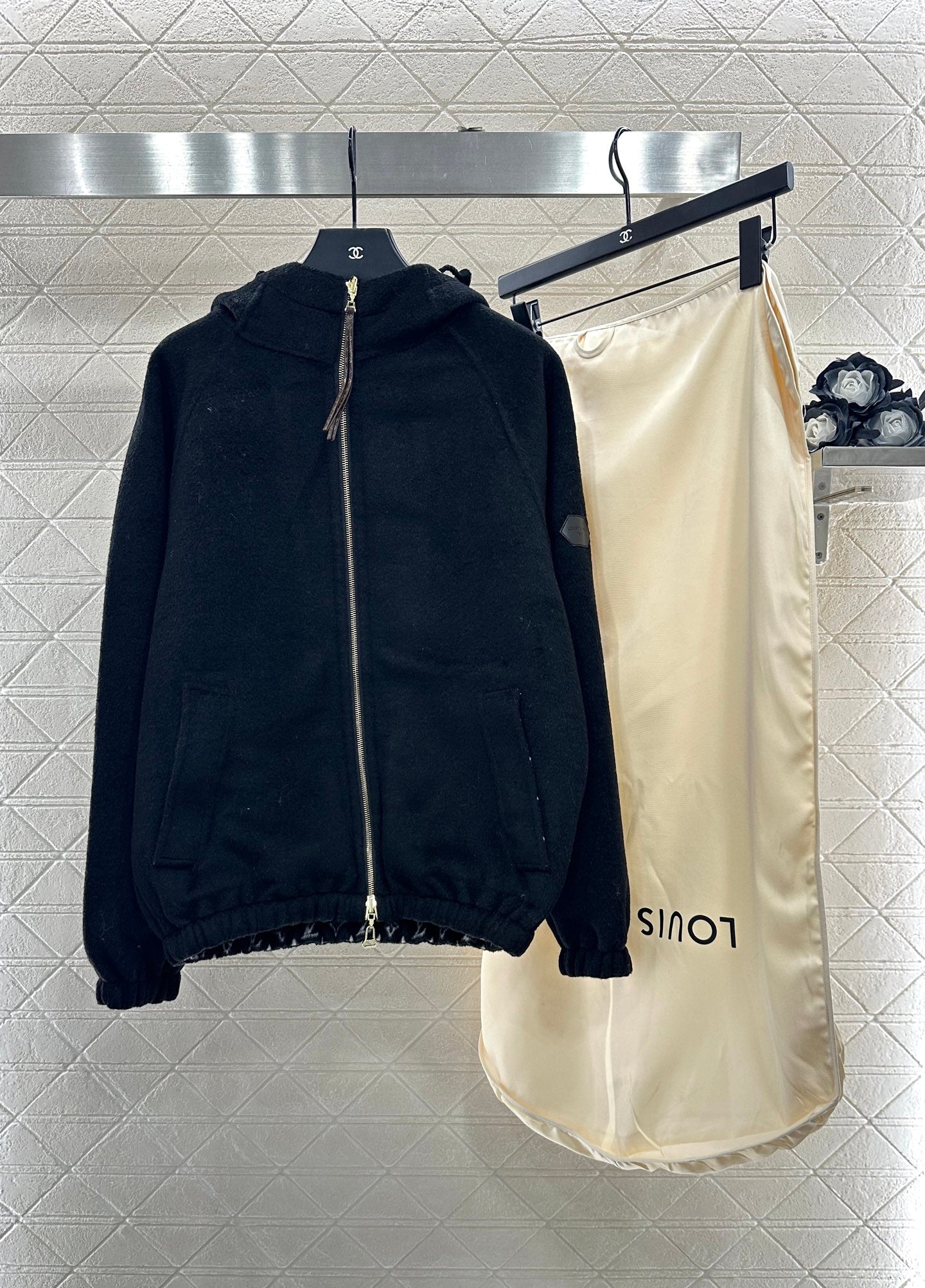 Wearing a woolen hooded jacket on both sides