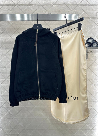 Wearing a woolen hooded jacket on both sides