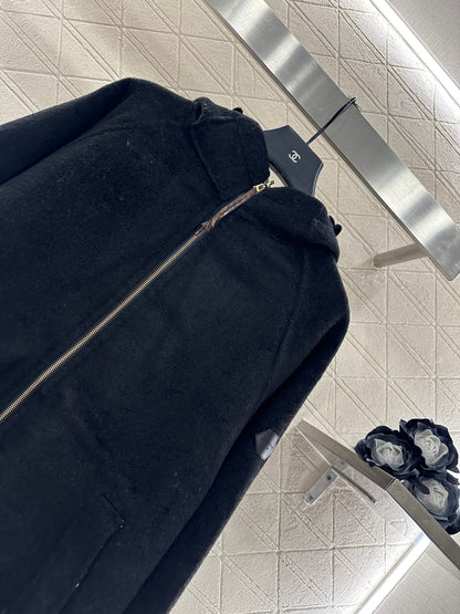 Wearing a woolen hooded jacket on both sides