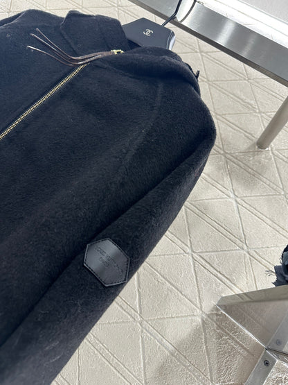 Wearing a woolen hooded jacket on both sides