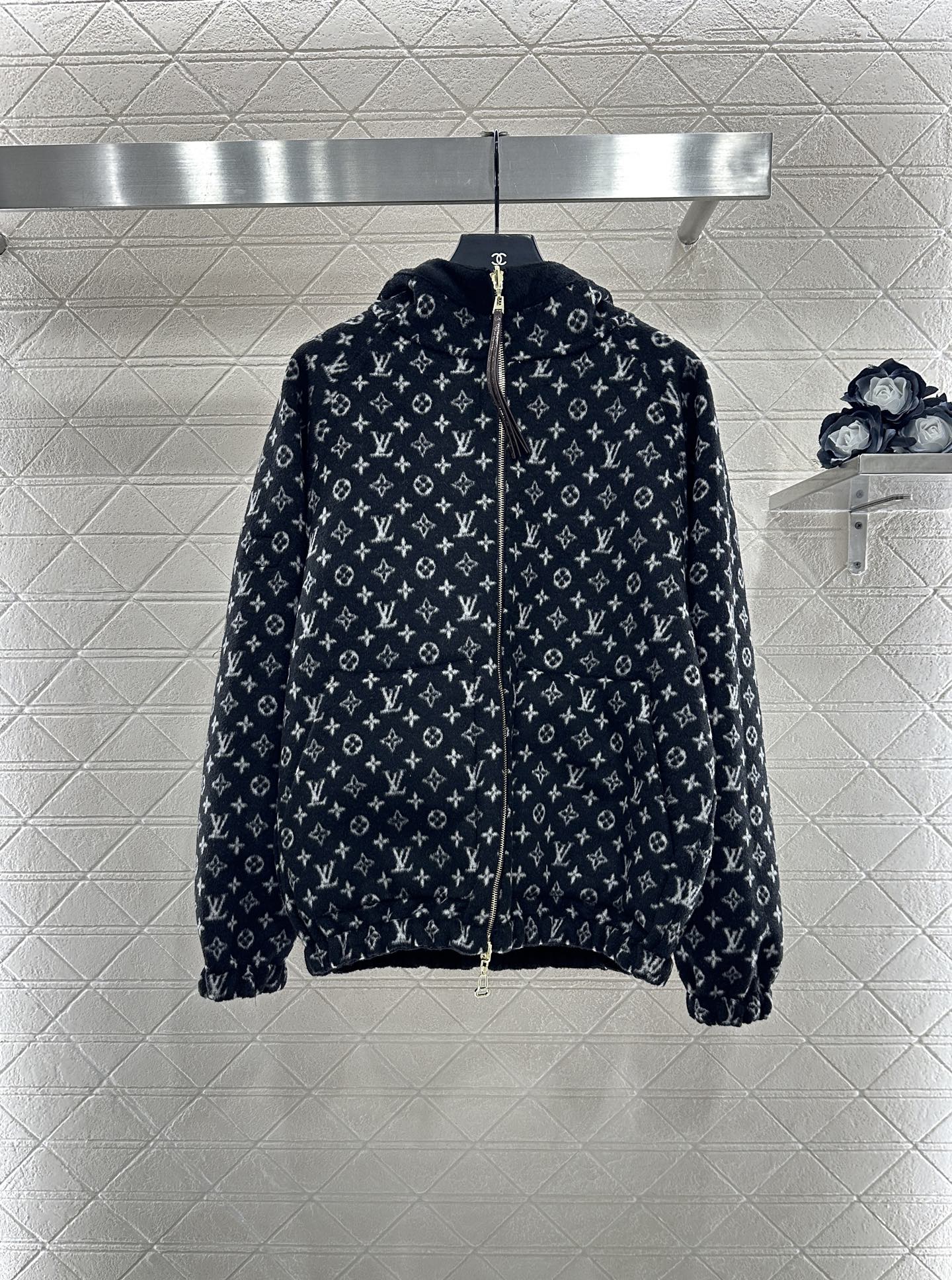 Wearing a woolen hooded jacket on both sides