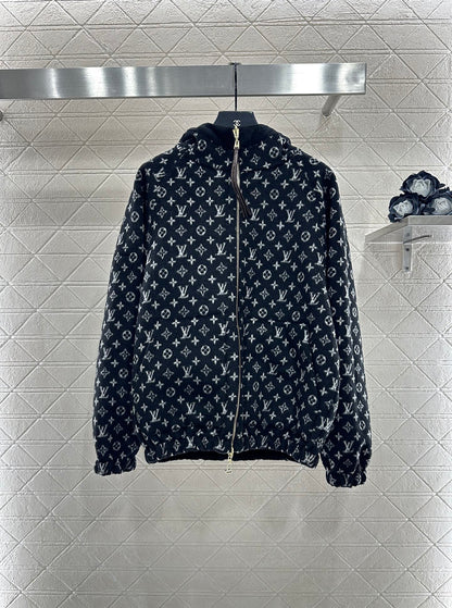 Wearing a woolen hooded jacket on both sides