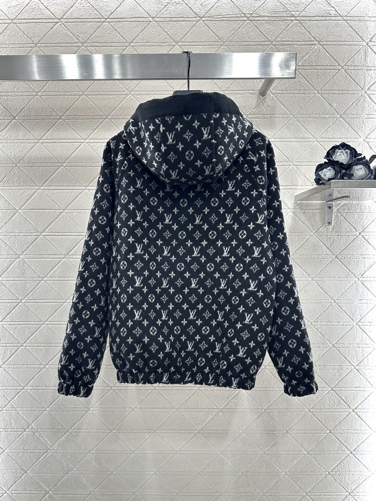 Wearing a woolen hooded jacket on both sides