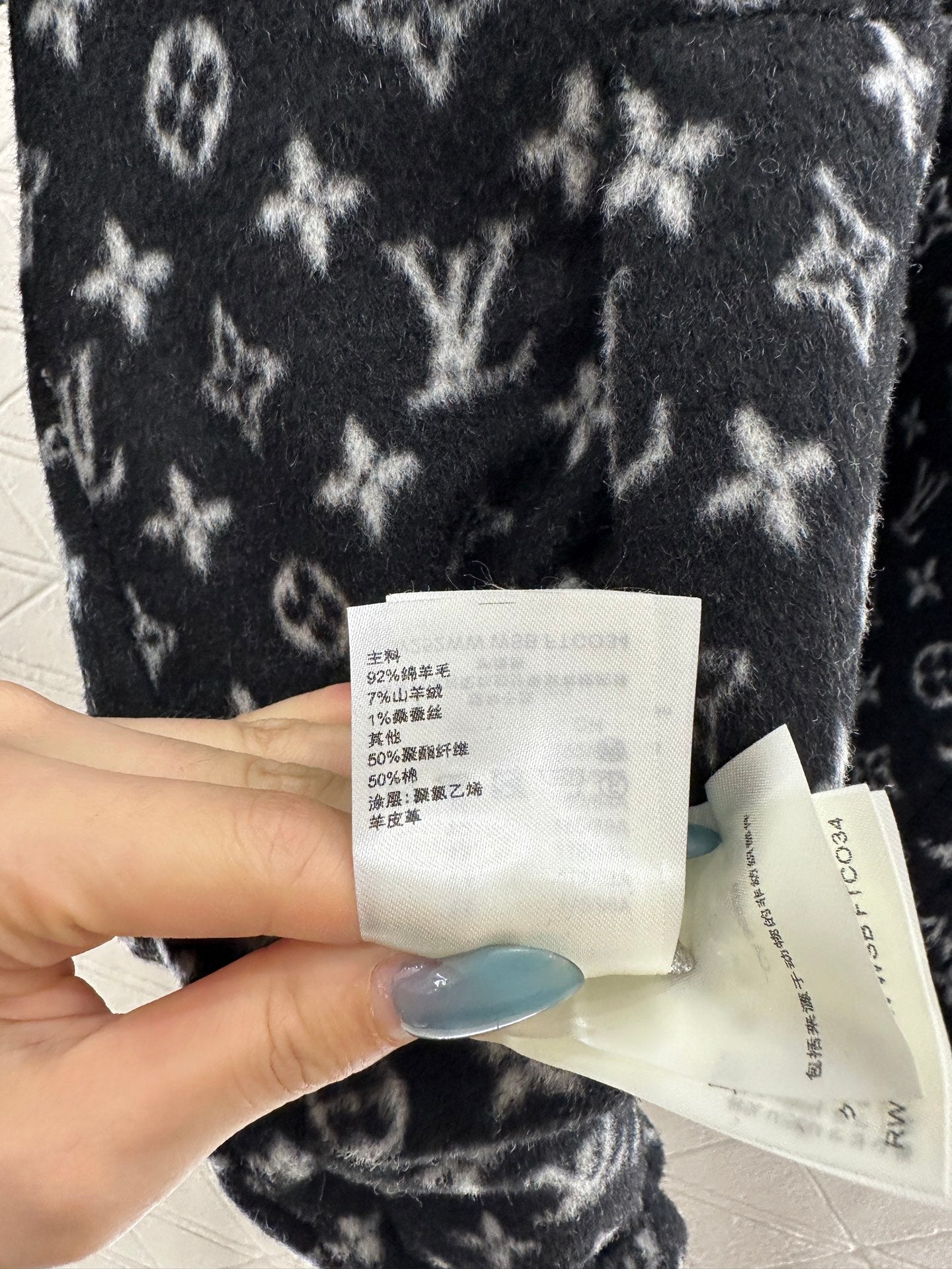 Wearing a woolen hooded jacket on both sides