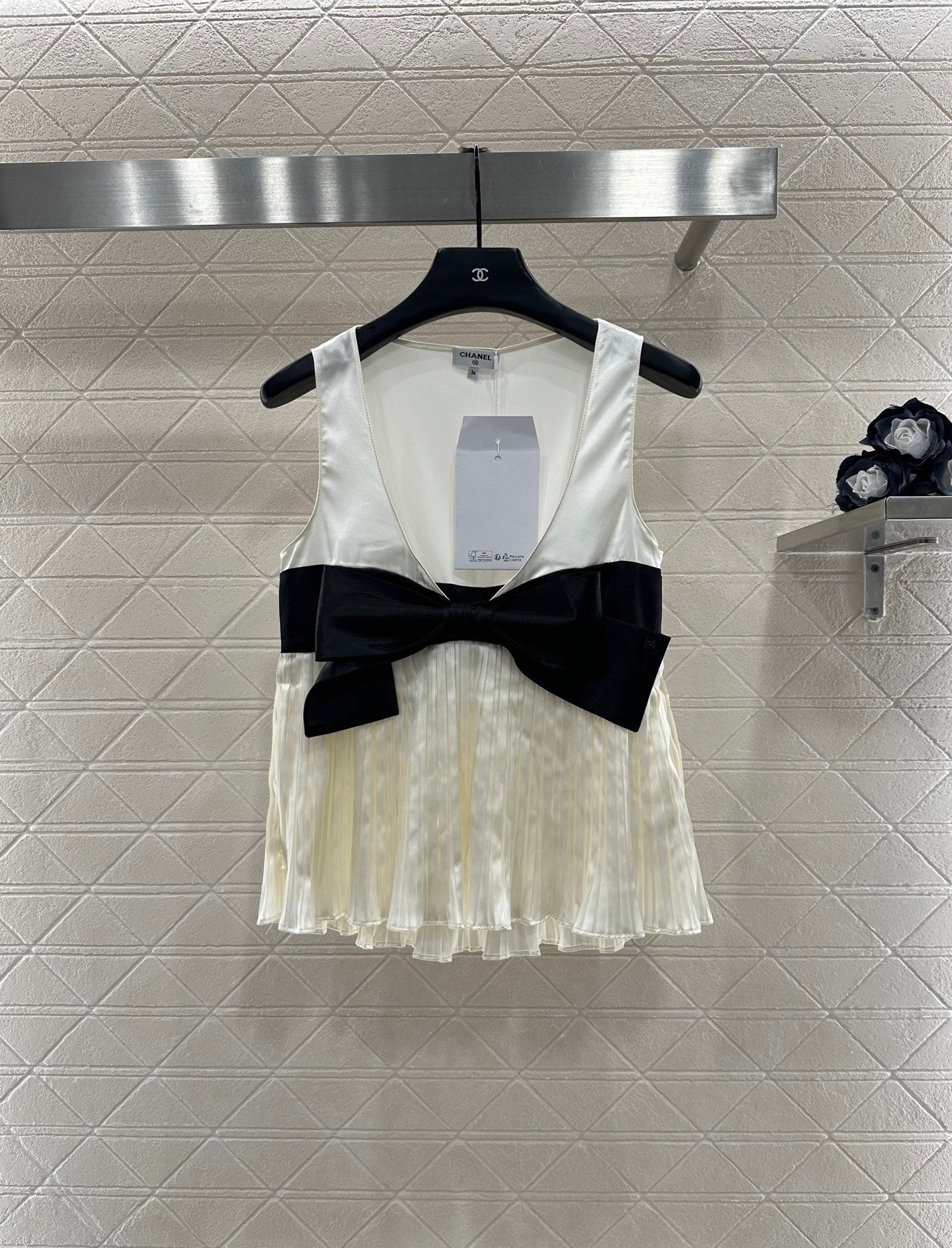 Color blocked bow deep V-vest