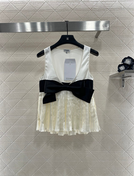 Color blocked bow deep V-vest