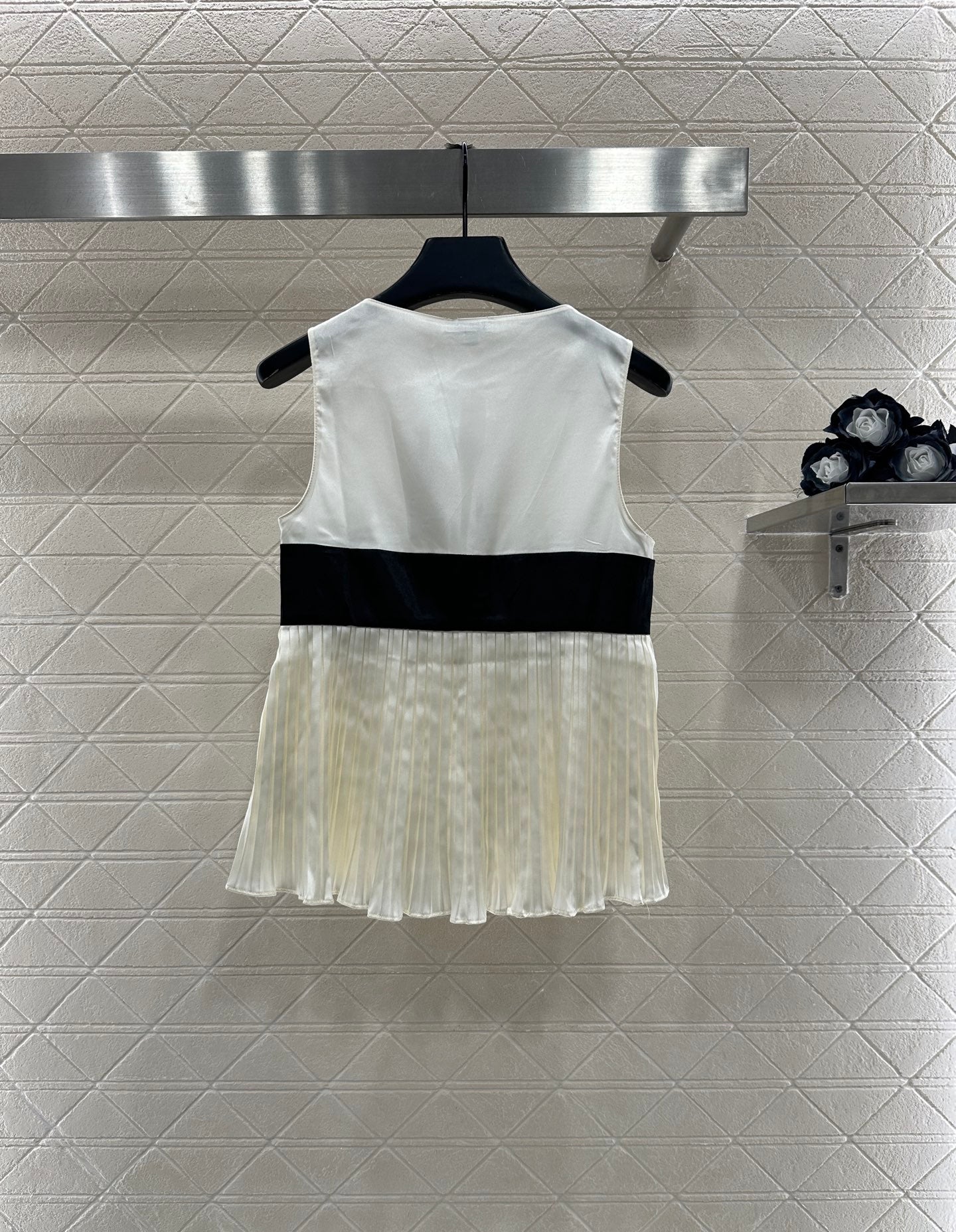 Color blocked bow deep V-vest