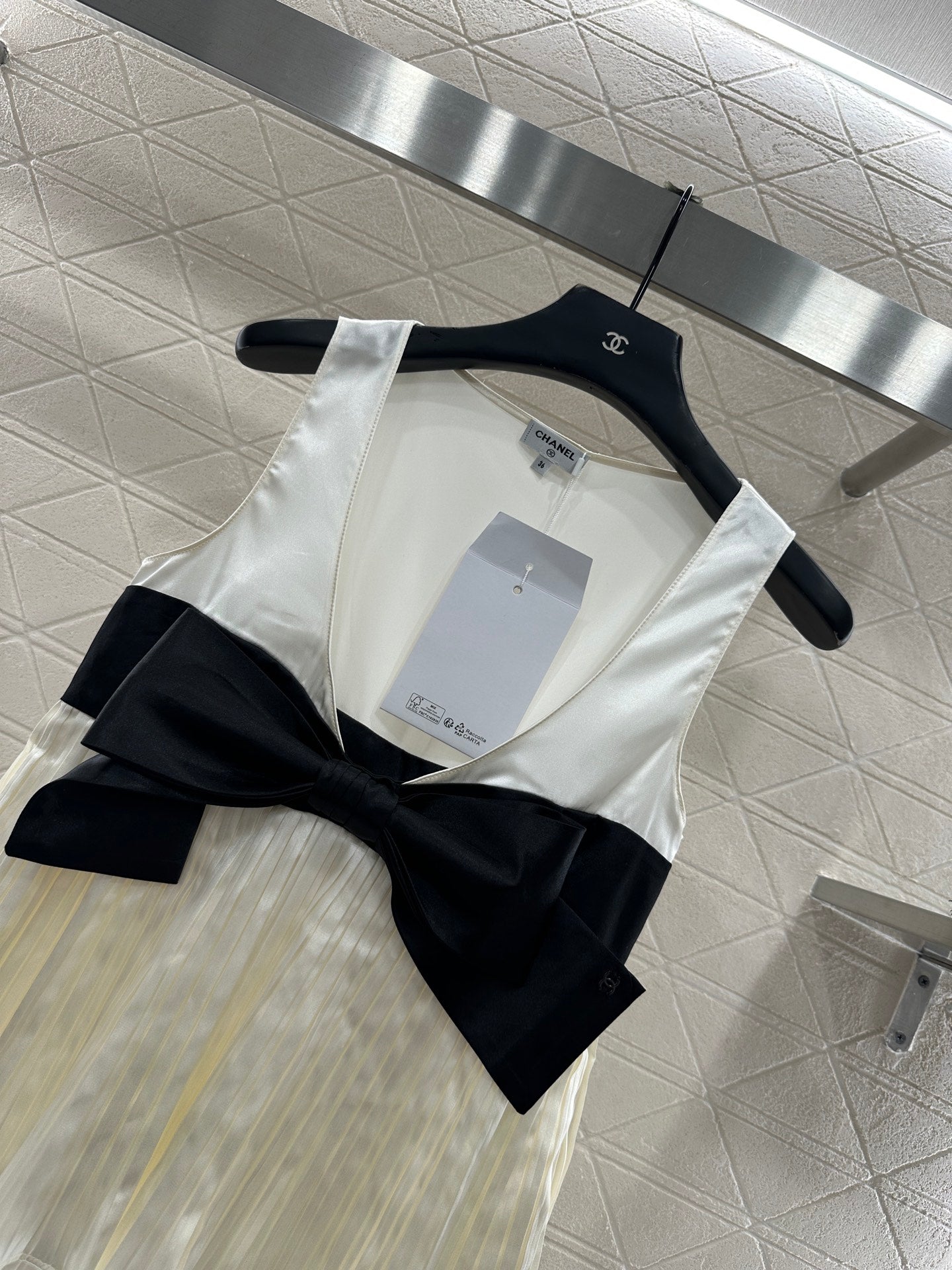 Color blocked bow deep V-vest