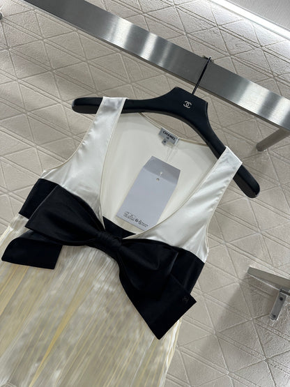 Color blocked bow deep V-vest