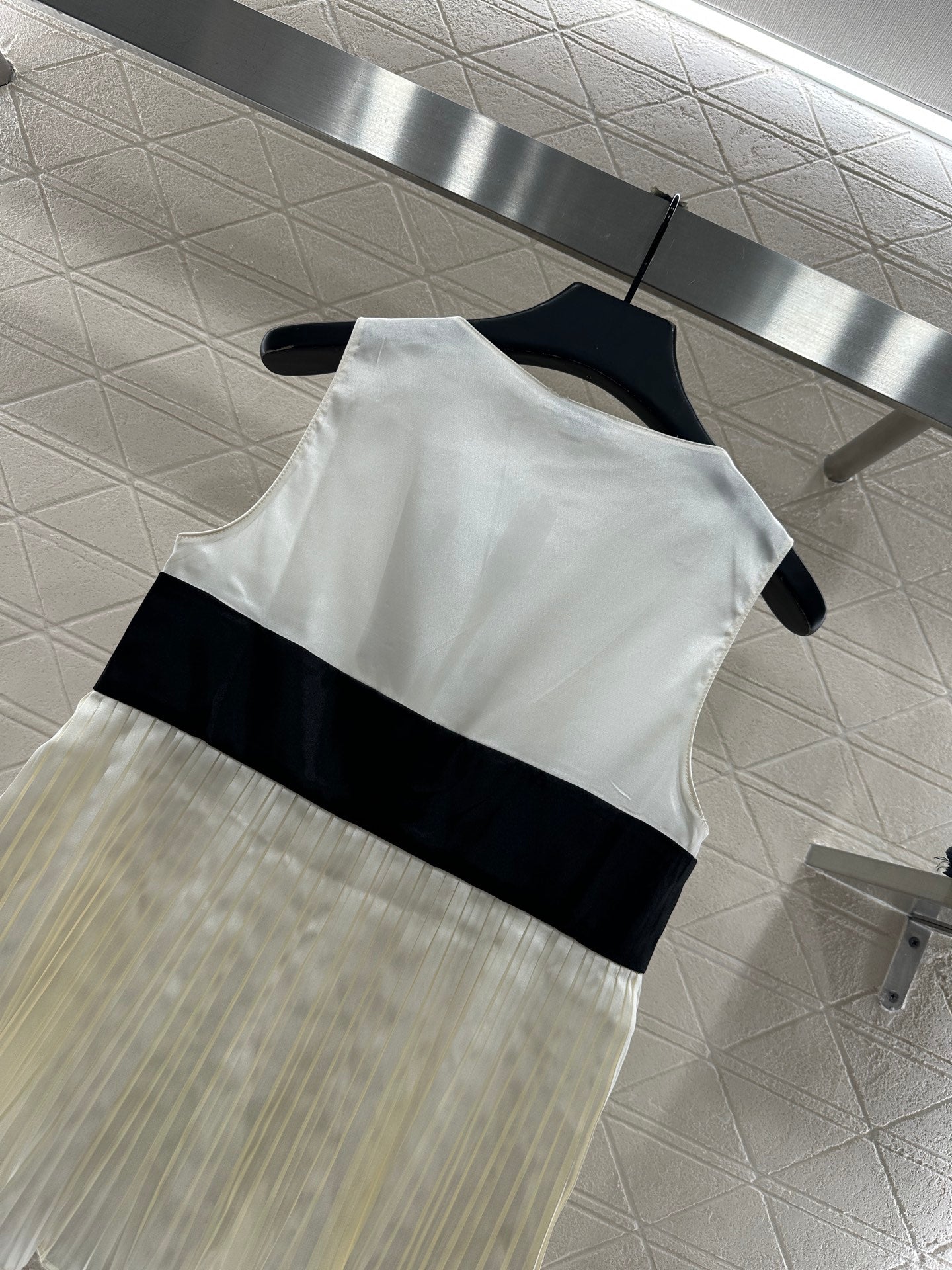 Color blocked bow deep V-vest