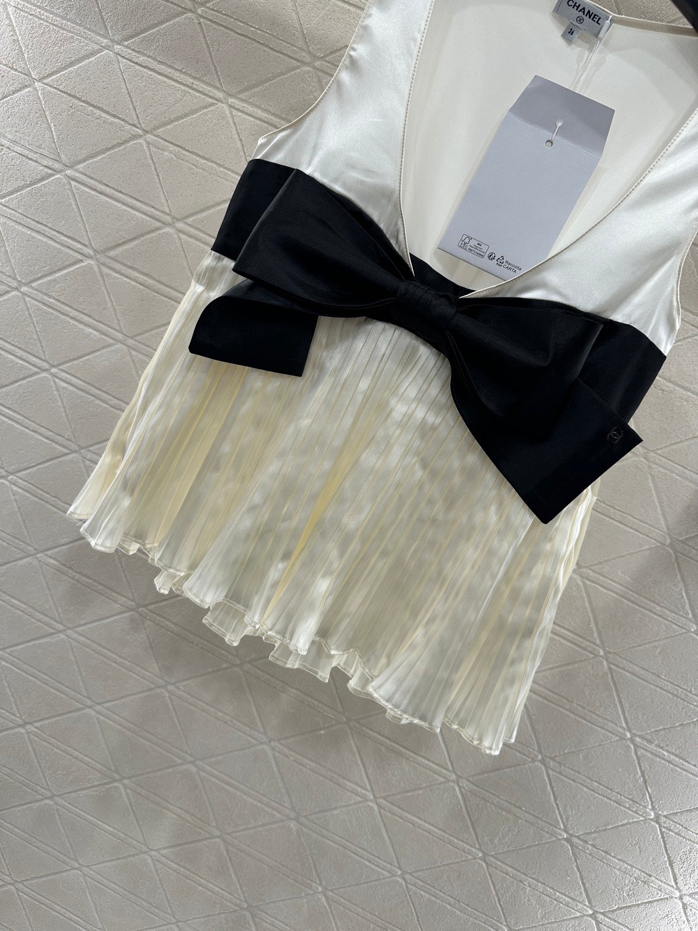 Color blocked bow deep V-vest