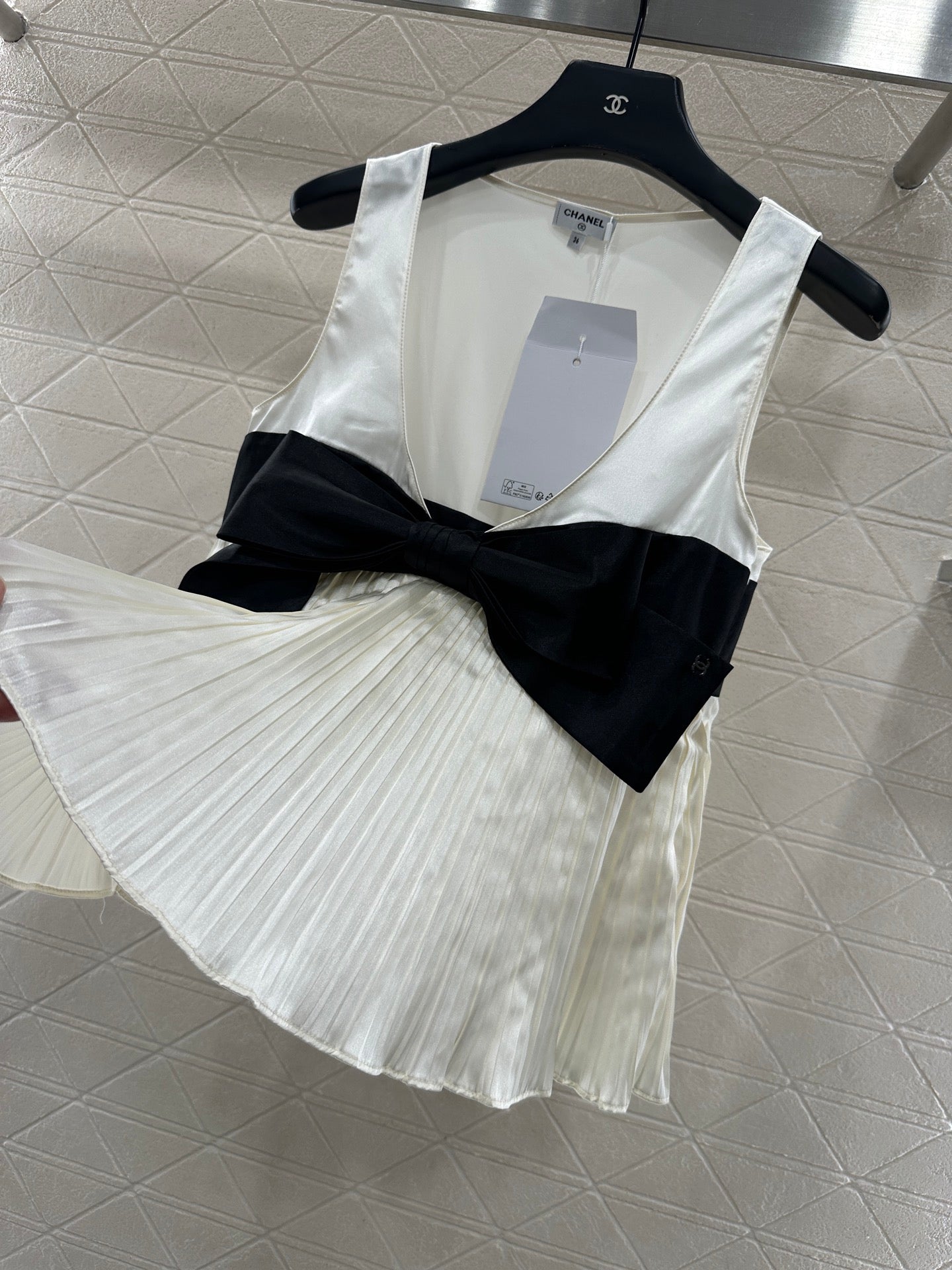 Color blocked bow deep V-vest