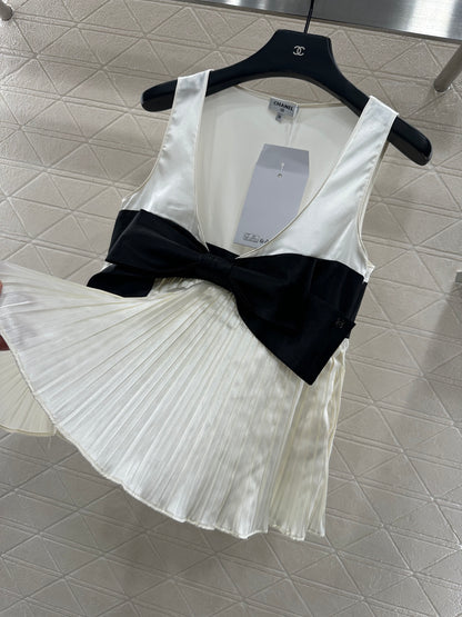 Color blocked bow deep V-vest