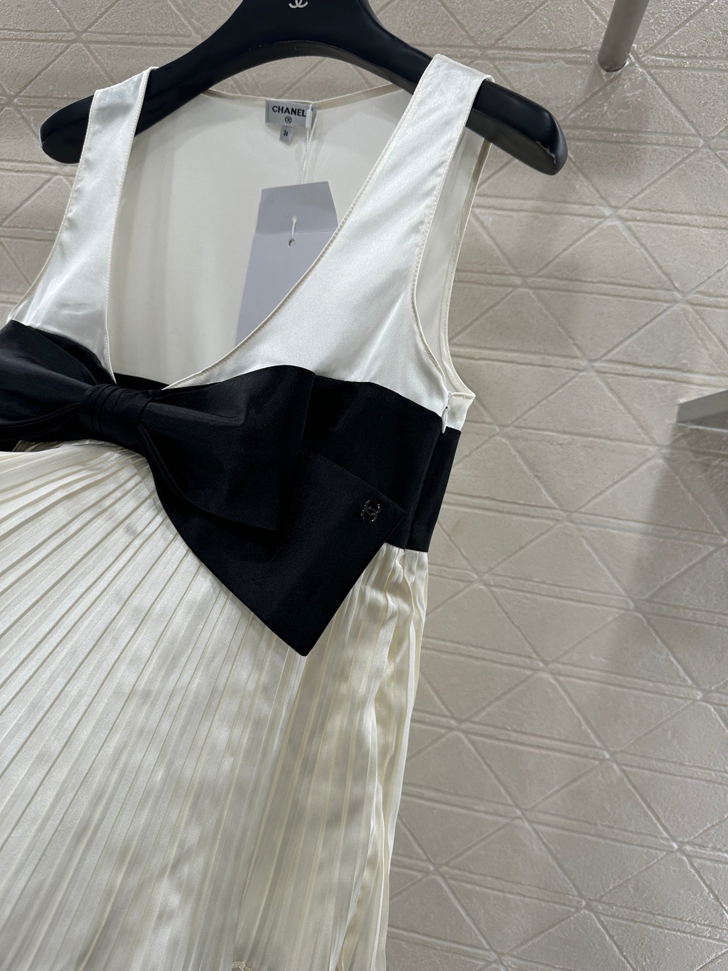 Color blocked bow deep V-vest