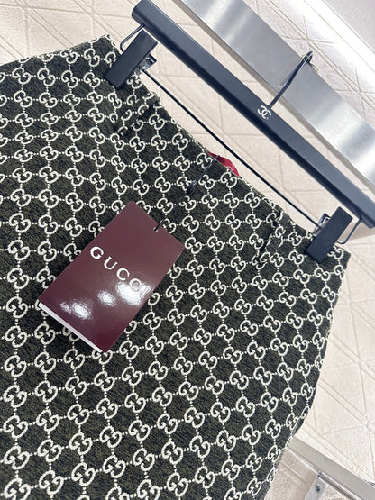 Round neck jacquard short skirt