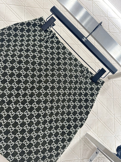 Round neck jacquard short skirt