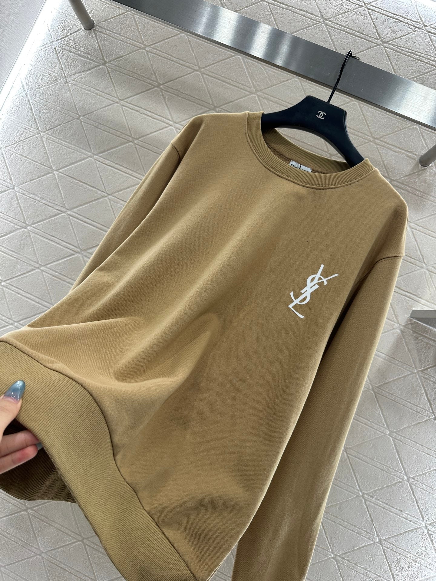 Round neck letter logo hoodie