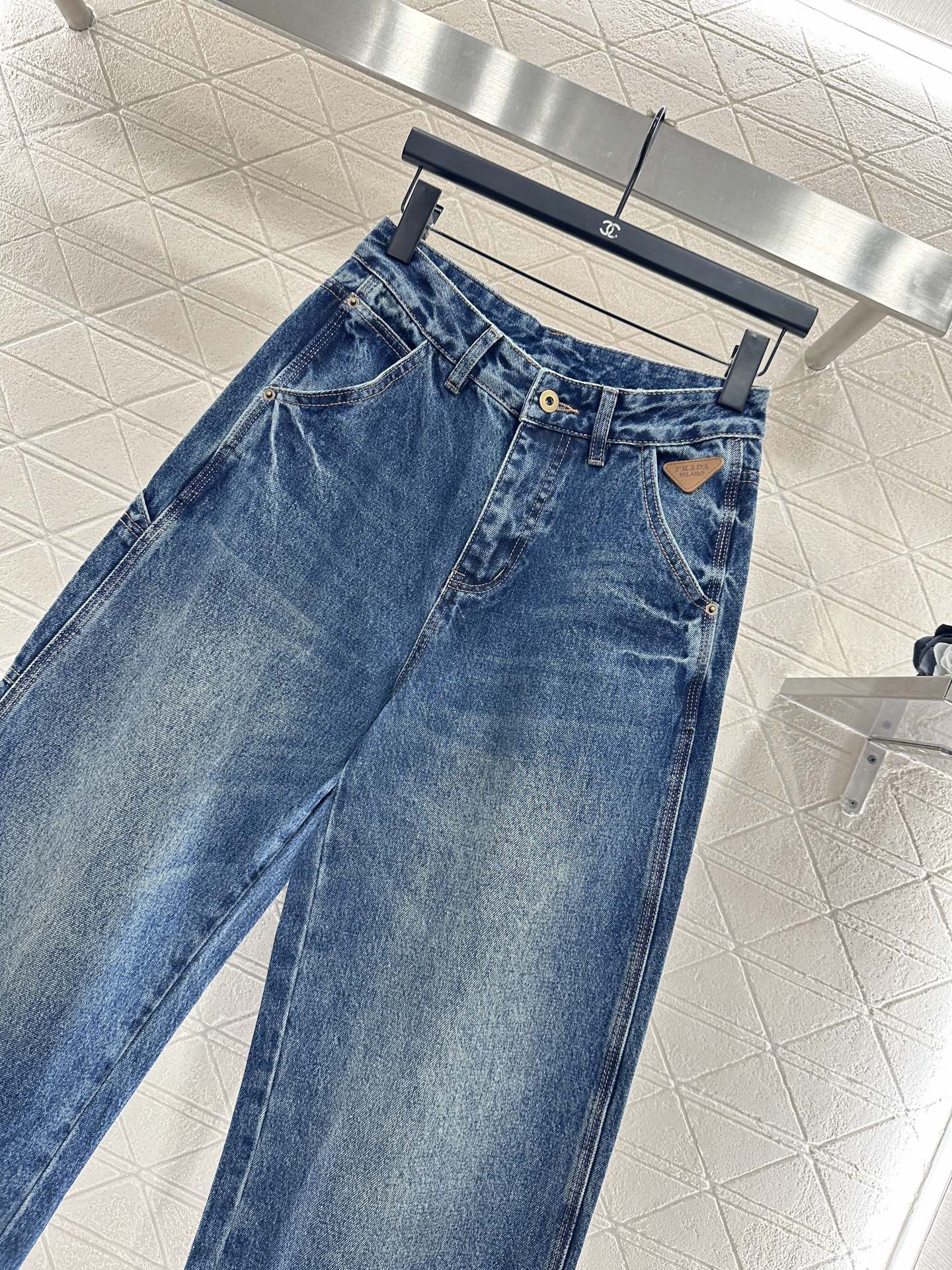 Spliced leather curved knife denim pants