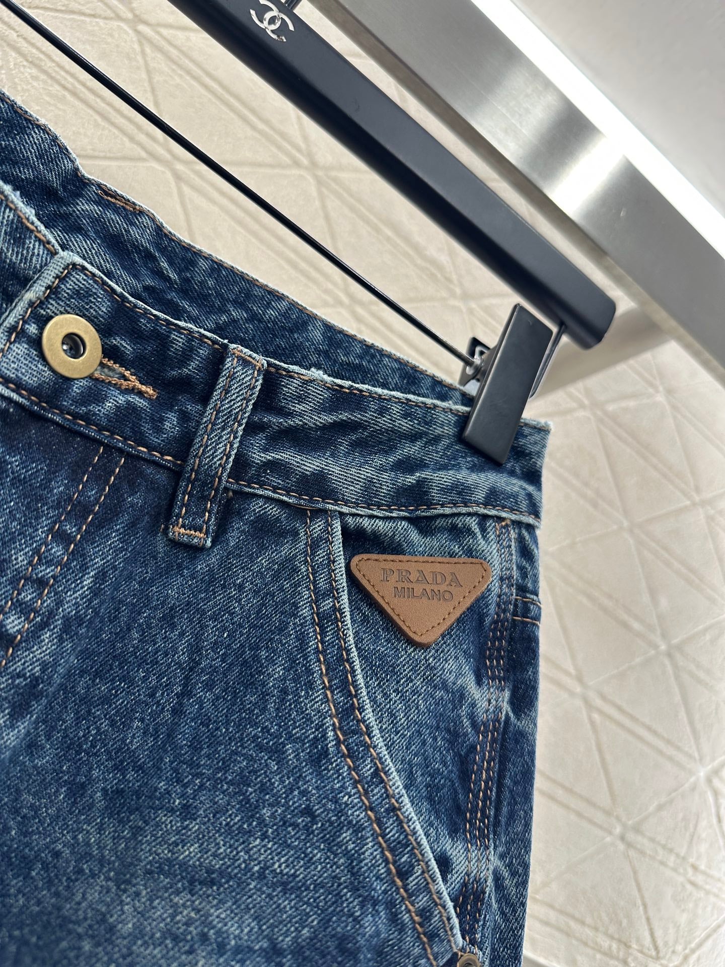 Spliced leather curved knife denim pants