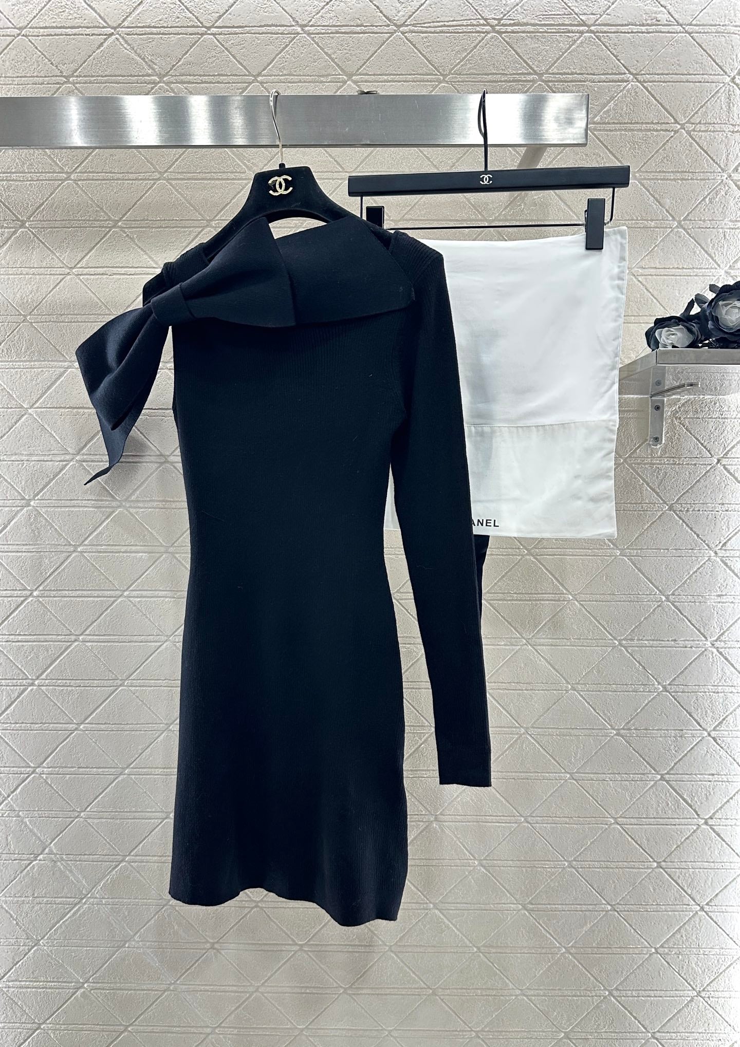 Single sleeve bow knit dress