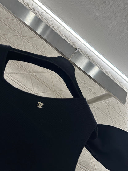 Single sleeve bow knit dress