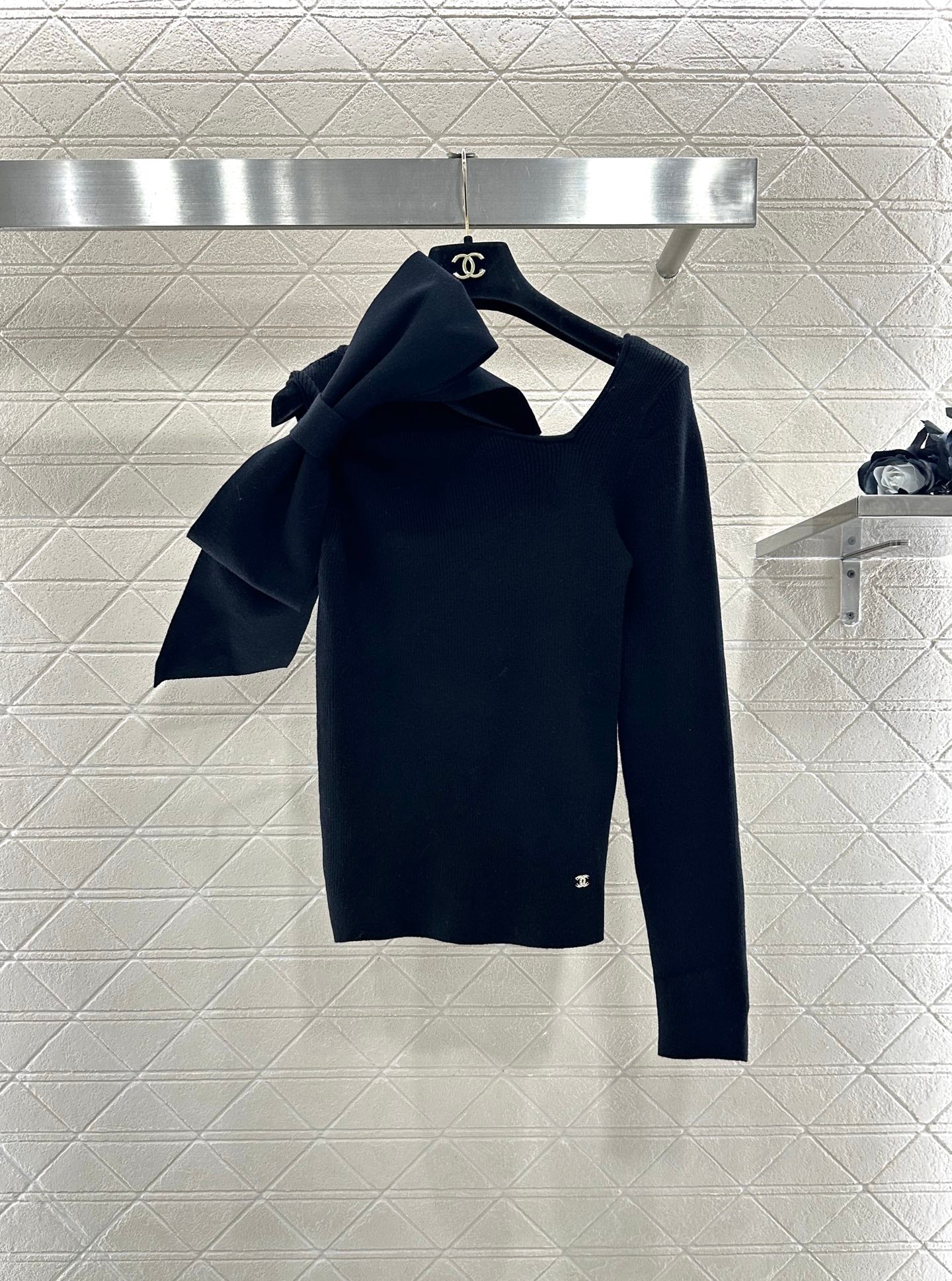 Single sleeve bow knit top