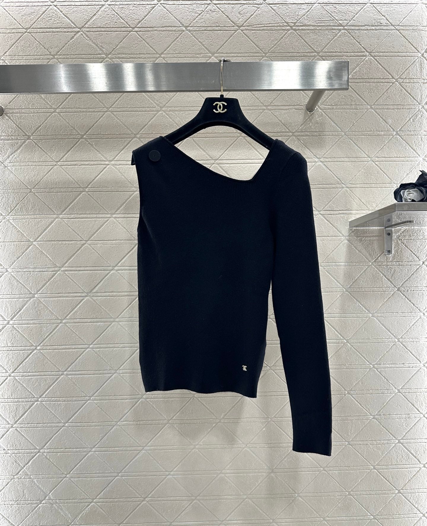 Single sleeve bow knit top