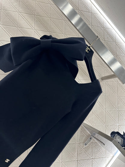 Single sleeve bow knit top