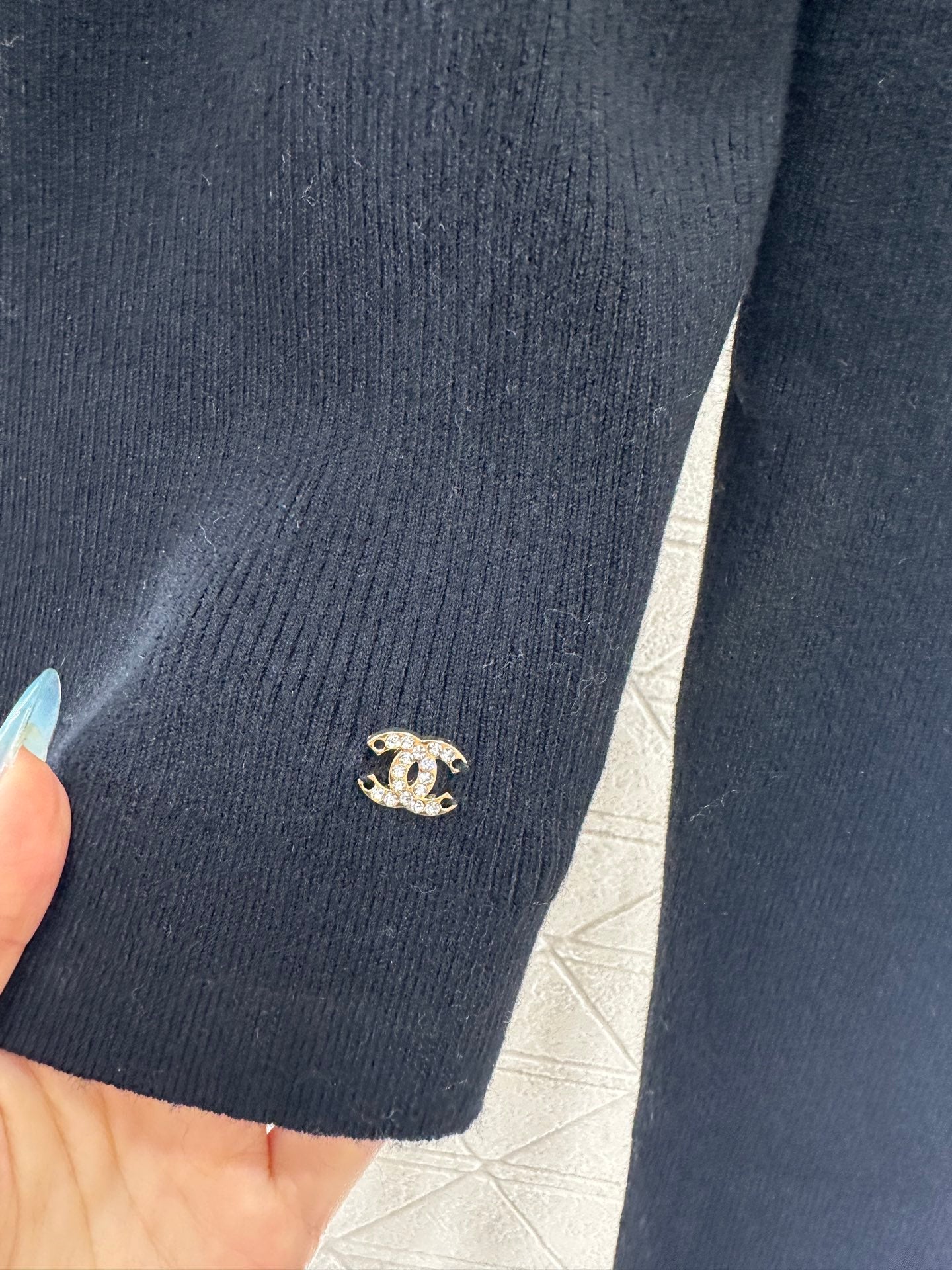 Single sleeve bow knit top