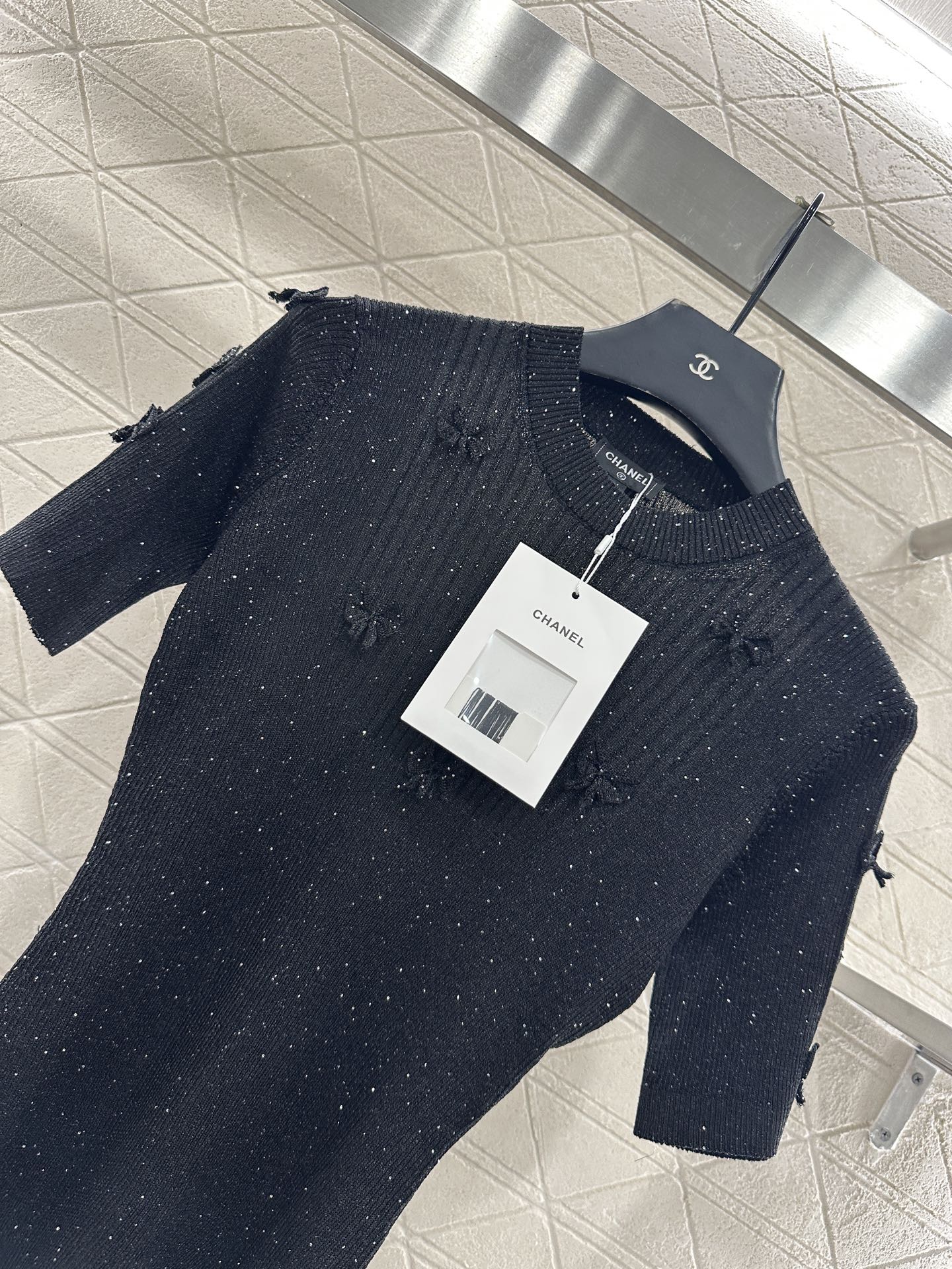 Camellia bead round neck short sleeved shirt