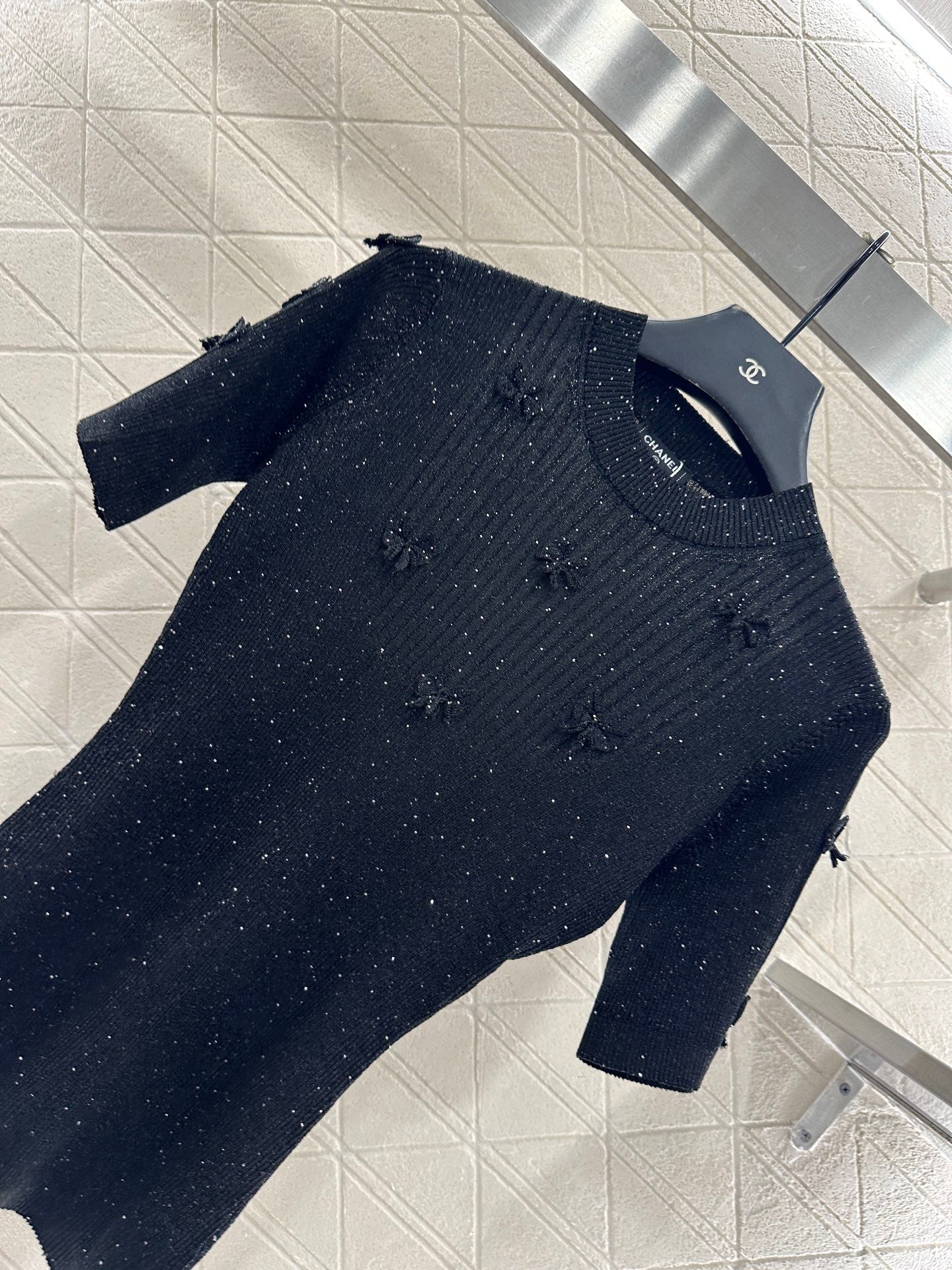 Camellia bead round neck short sleeved shirt