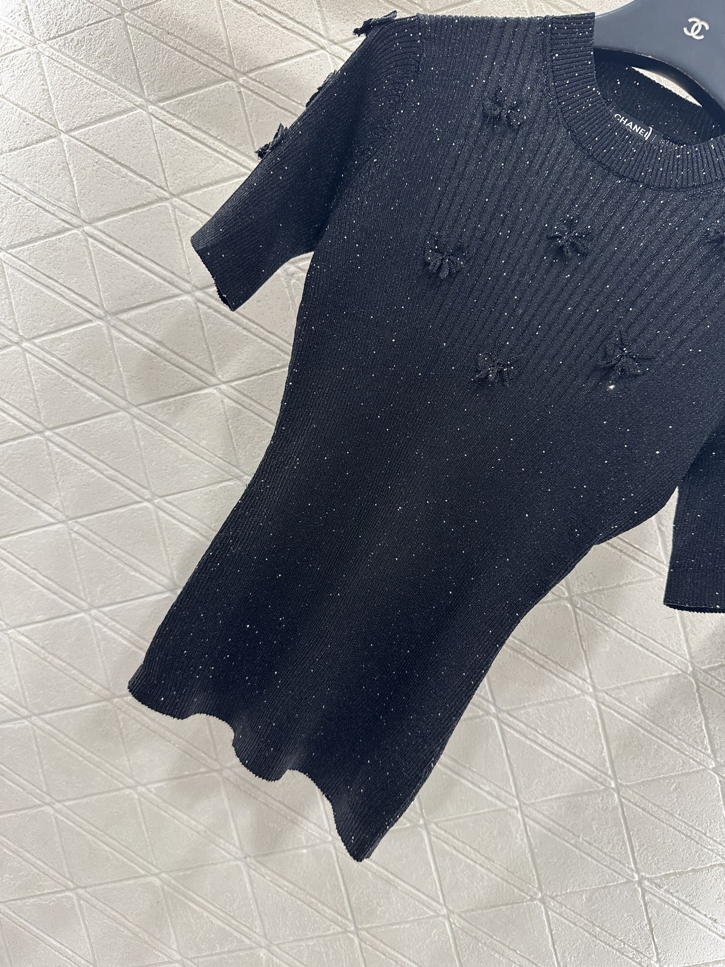 Camellia bead round neck short sleeved shirt