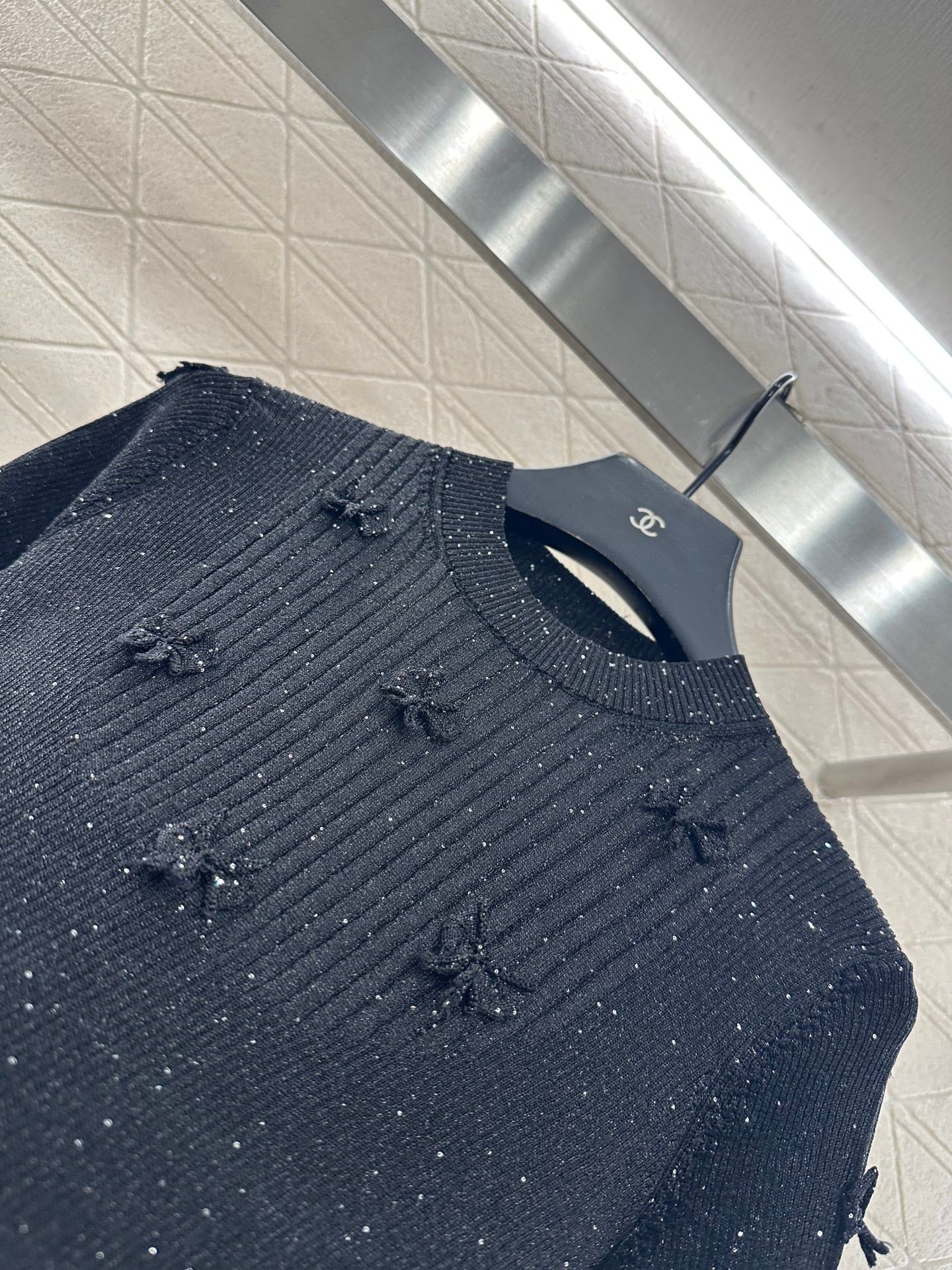 Camellia bead round neck short sleeved shirt