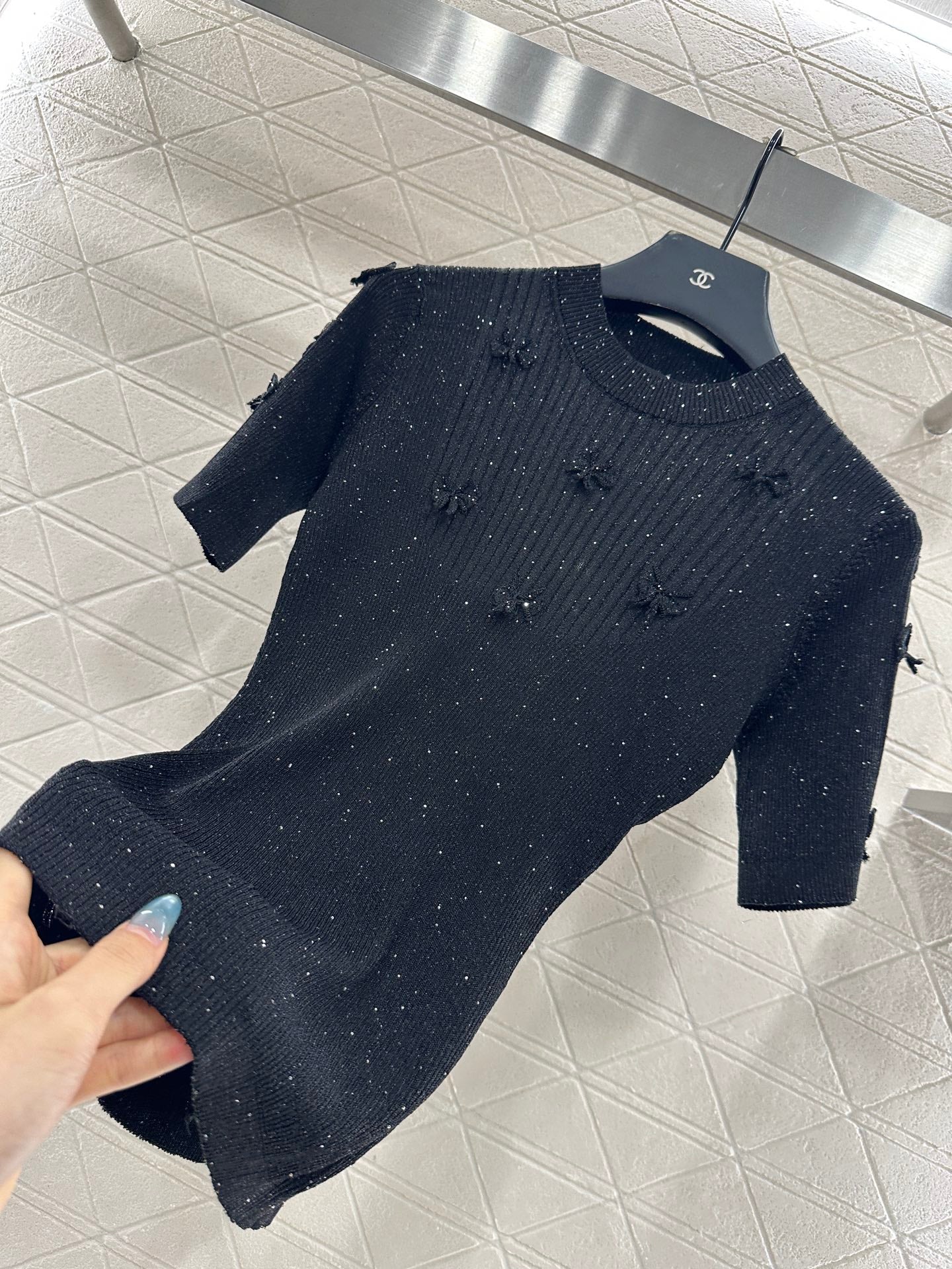 Camellia bead round neck short sleeved shirt