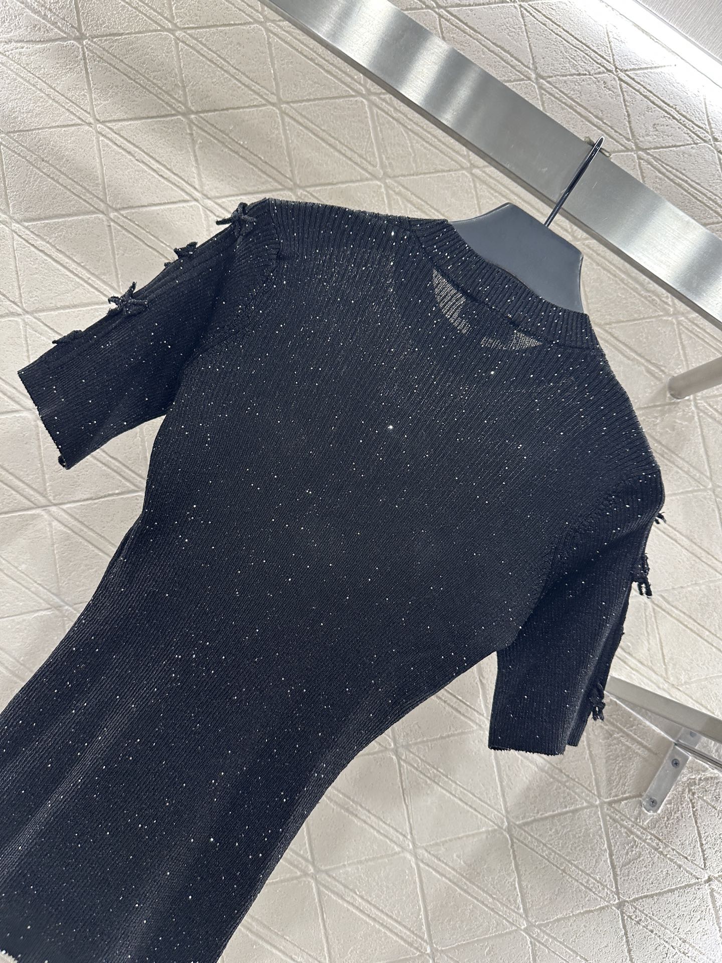 Camellia bead round neck short sleeved shirt