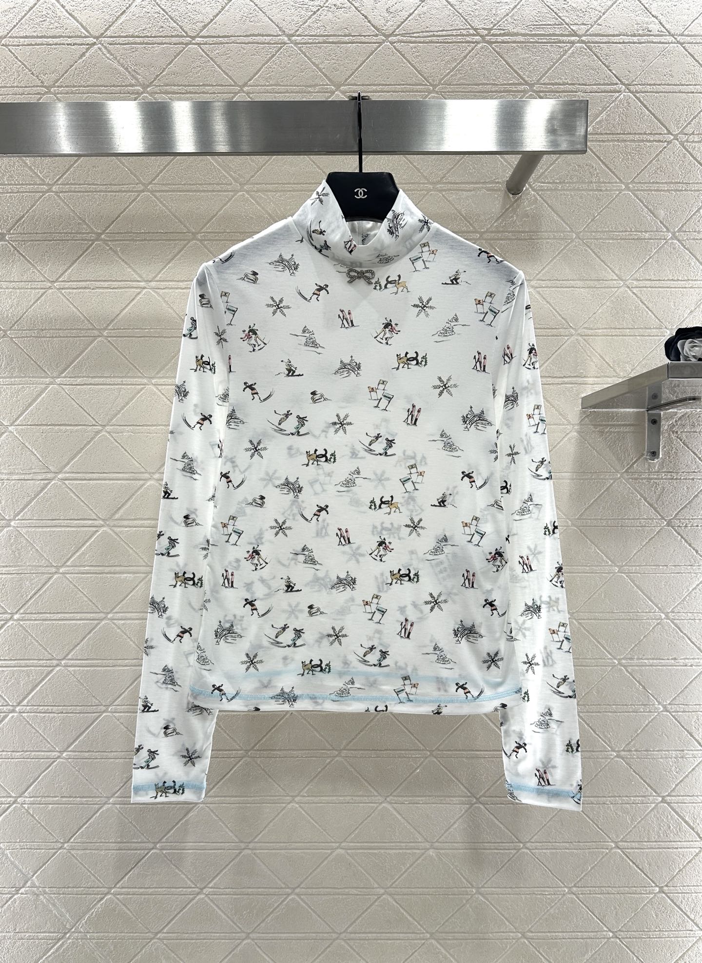 Round neck design ski print top