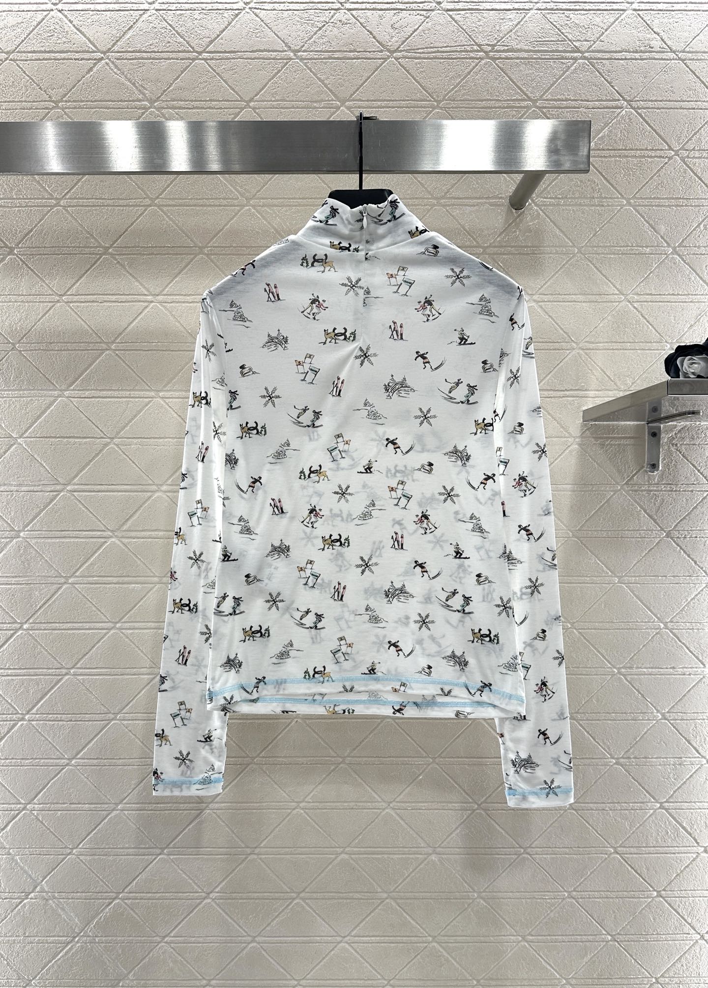 Round neck design ski print top