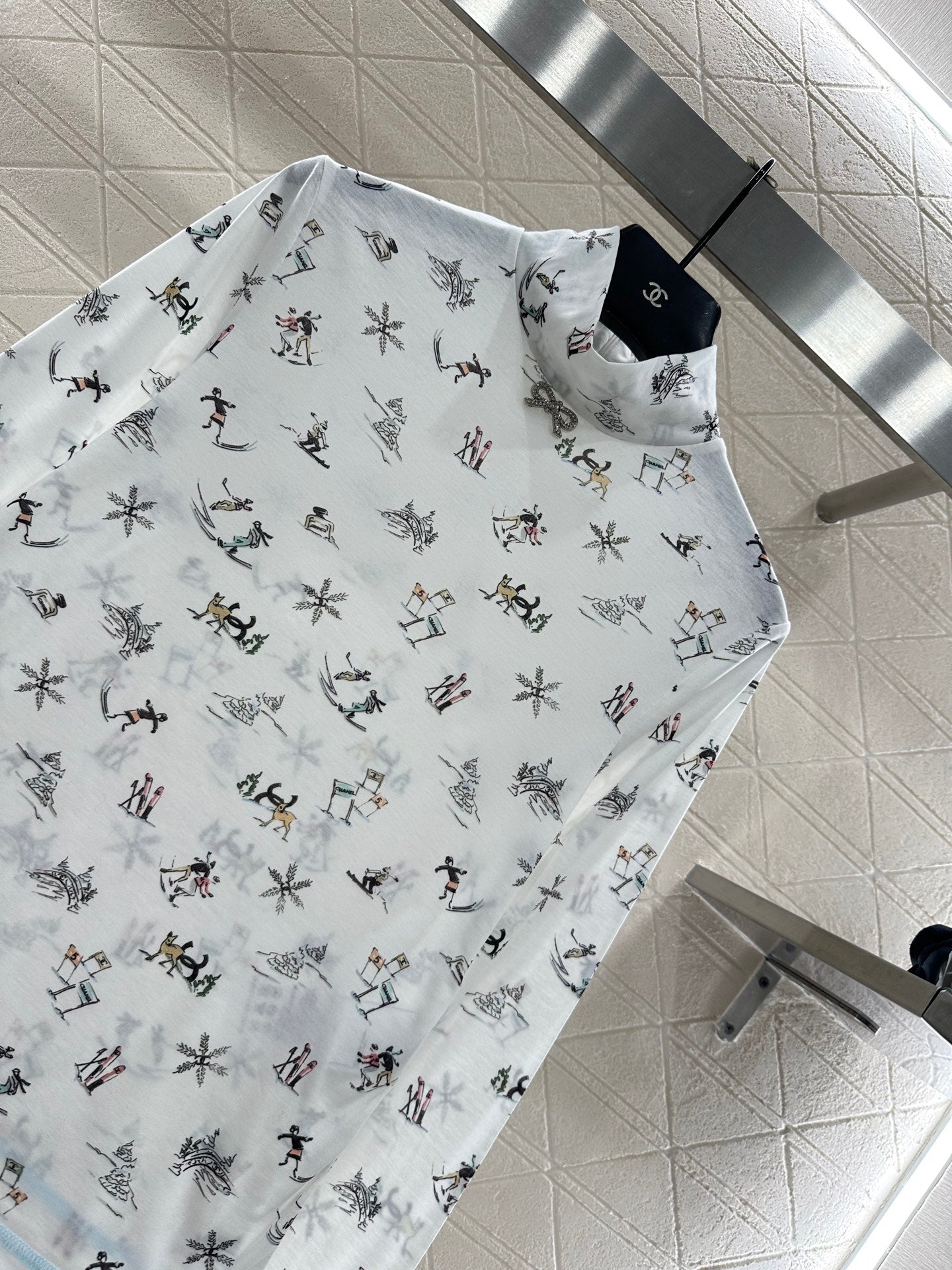 Round neck design ski print top