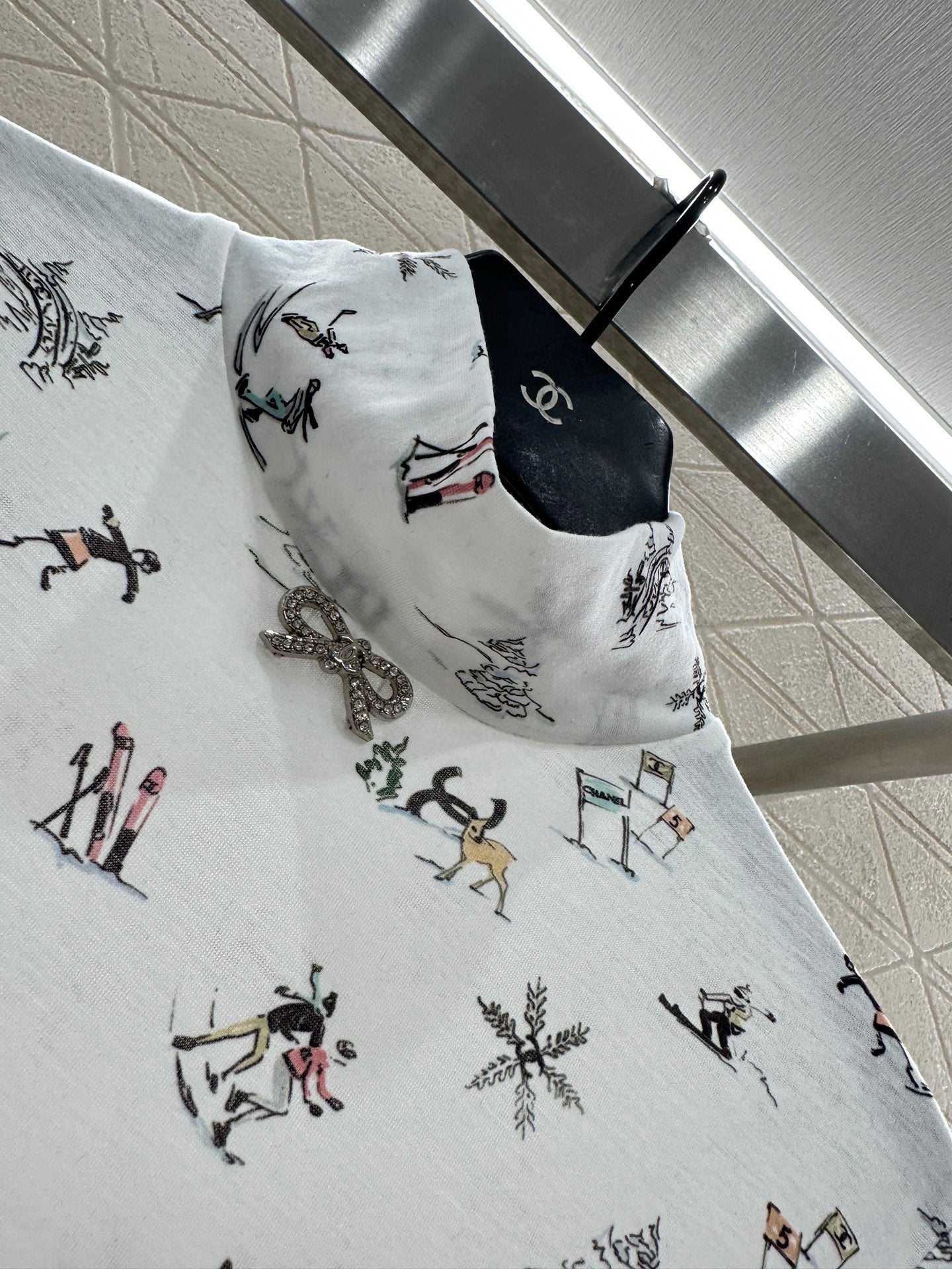 Round neck design ski print top