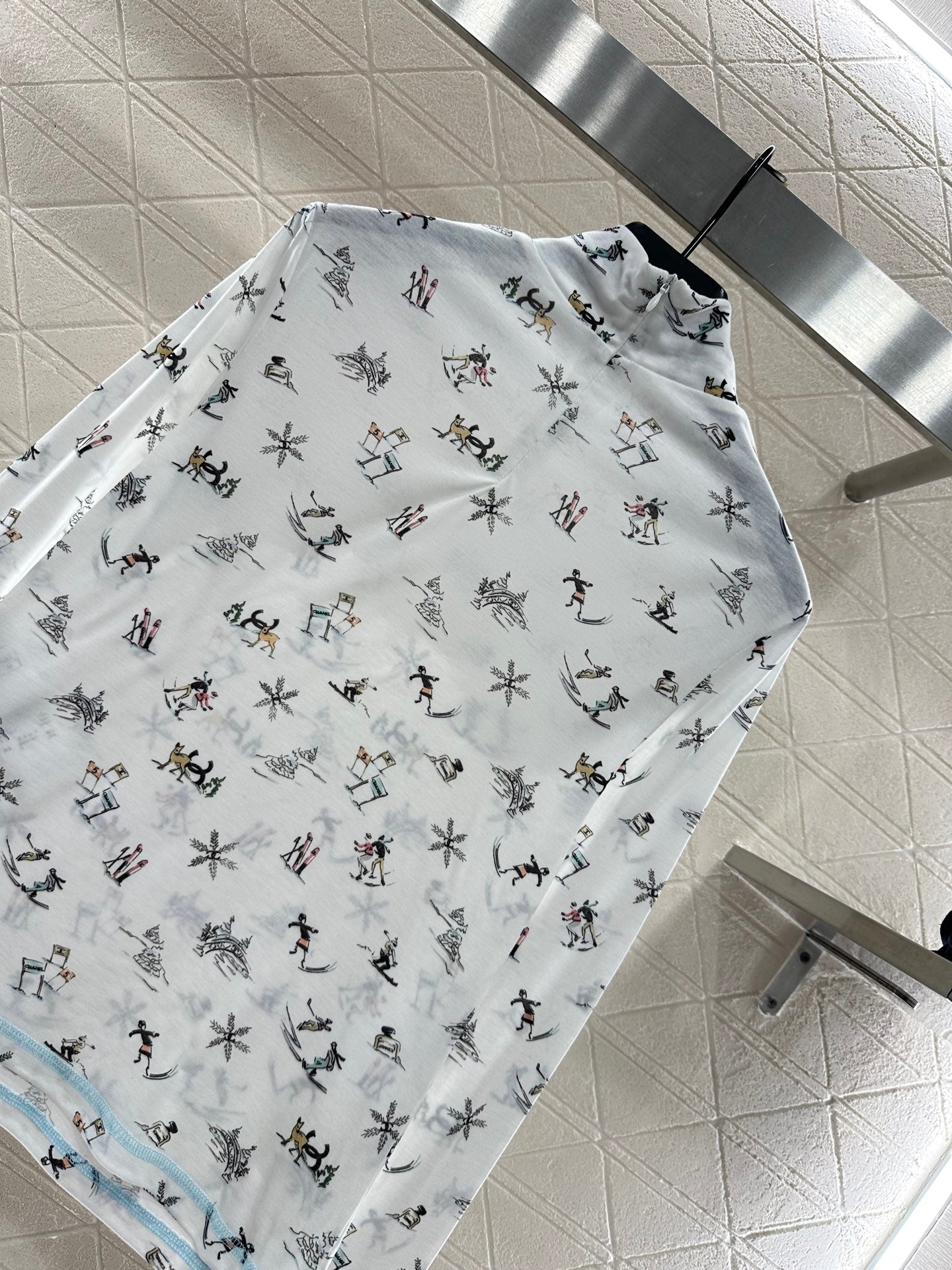 Round neck design ski print top