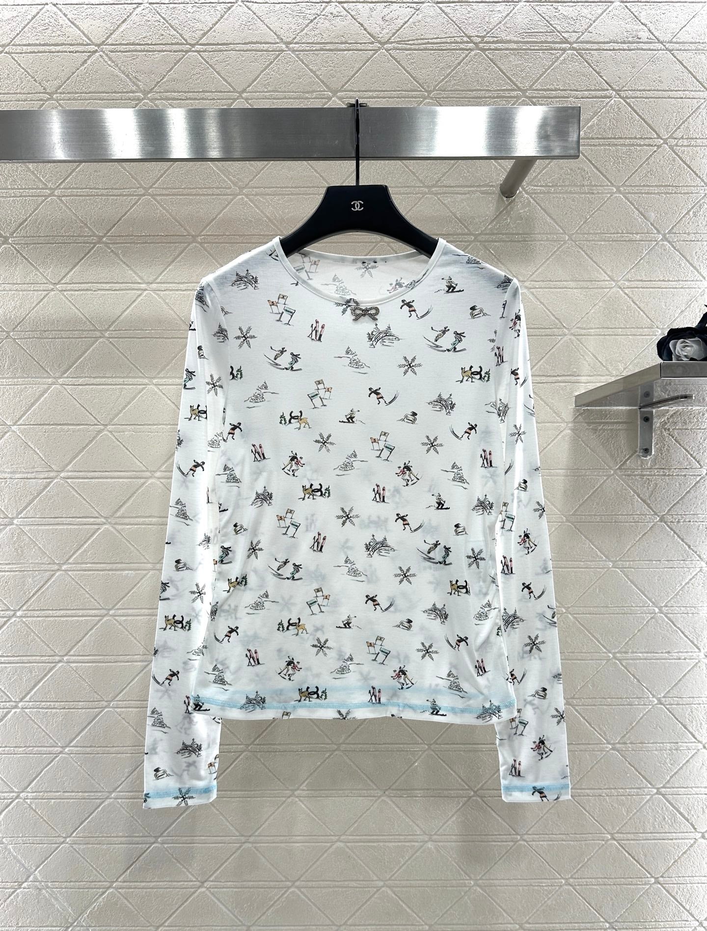 Round neck design ski print top