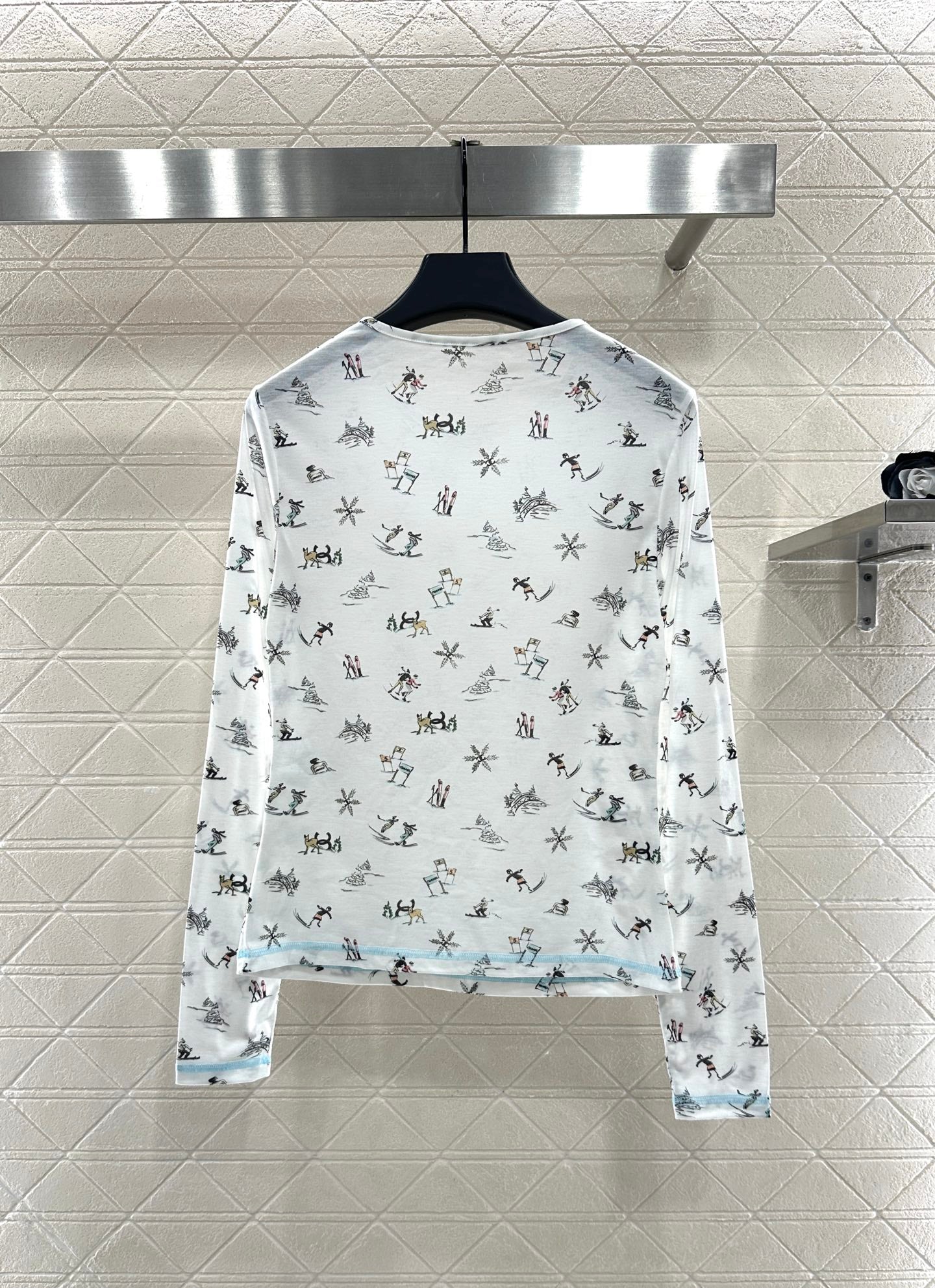 Round neck design ski print top