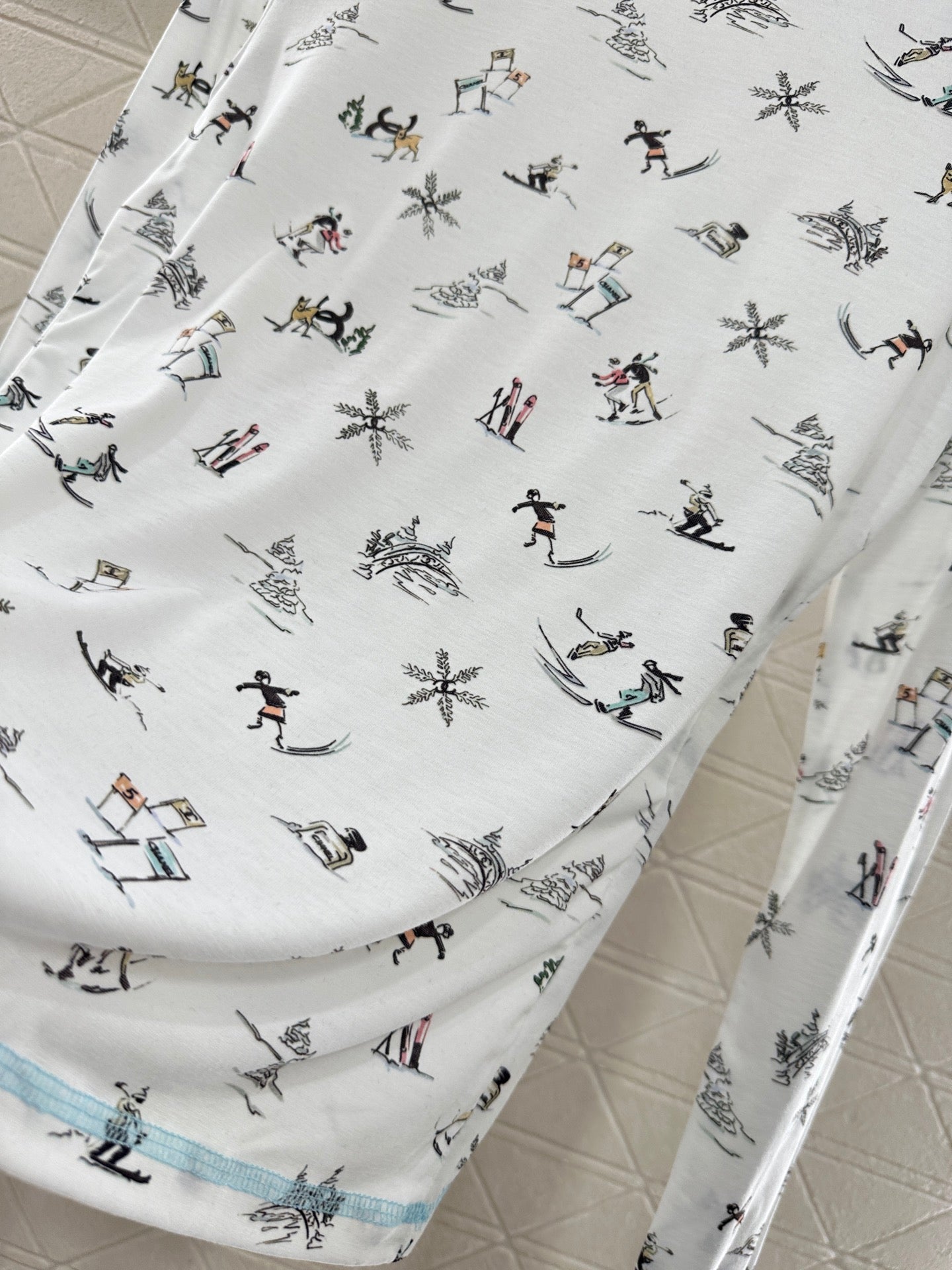 Round neck design ski print top