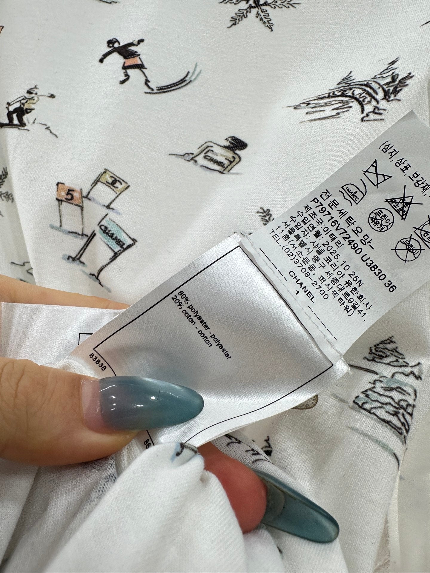 Round neck design ski print top