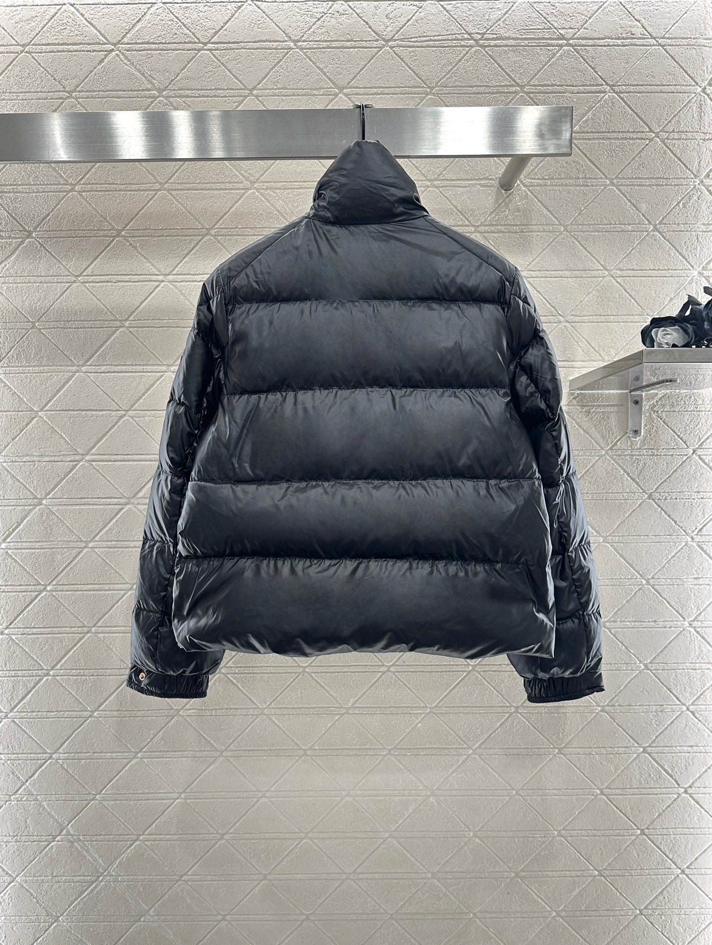 Embossed stand up collar down jacke