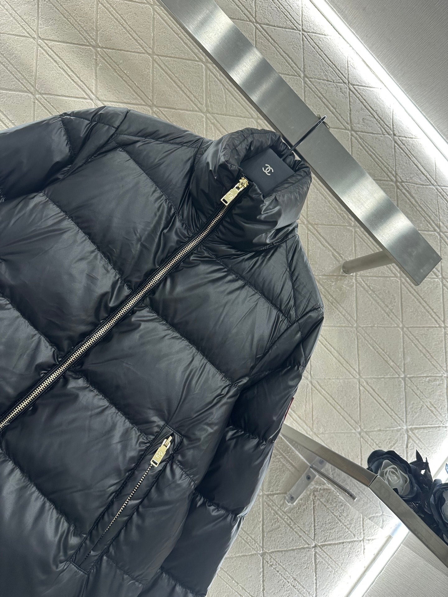 Embossed stand up collar down jacke