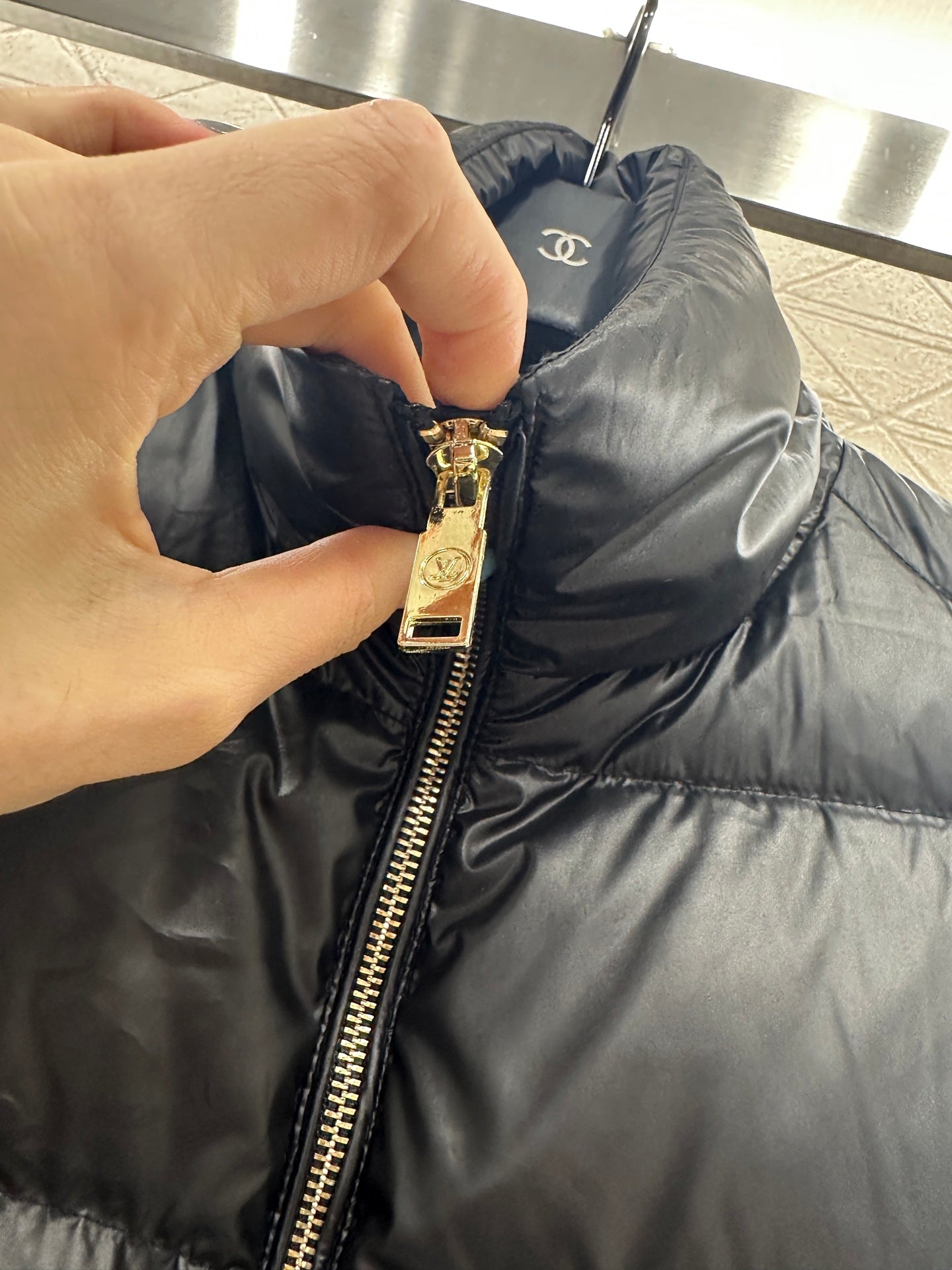 Embossed stand up collar down jacke