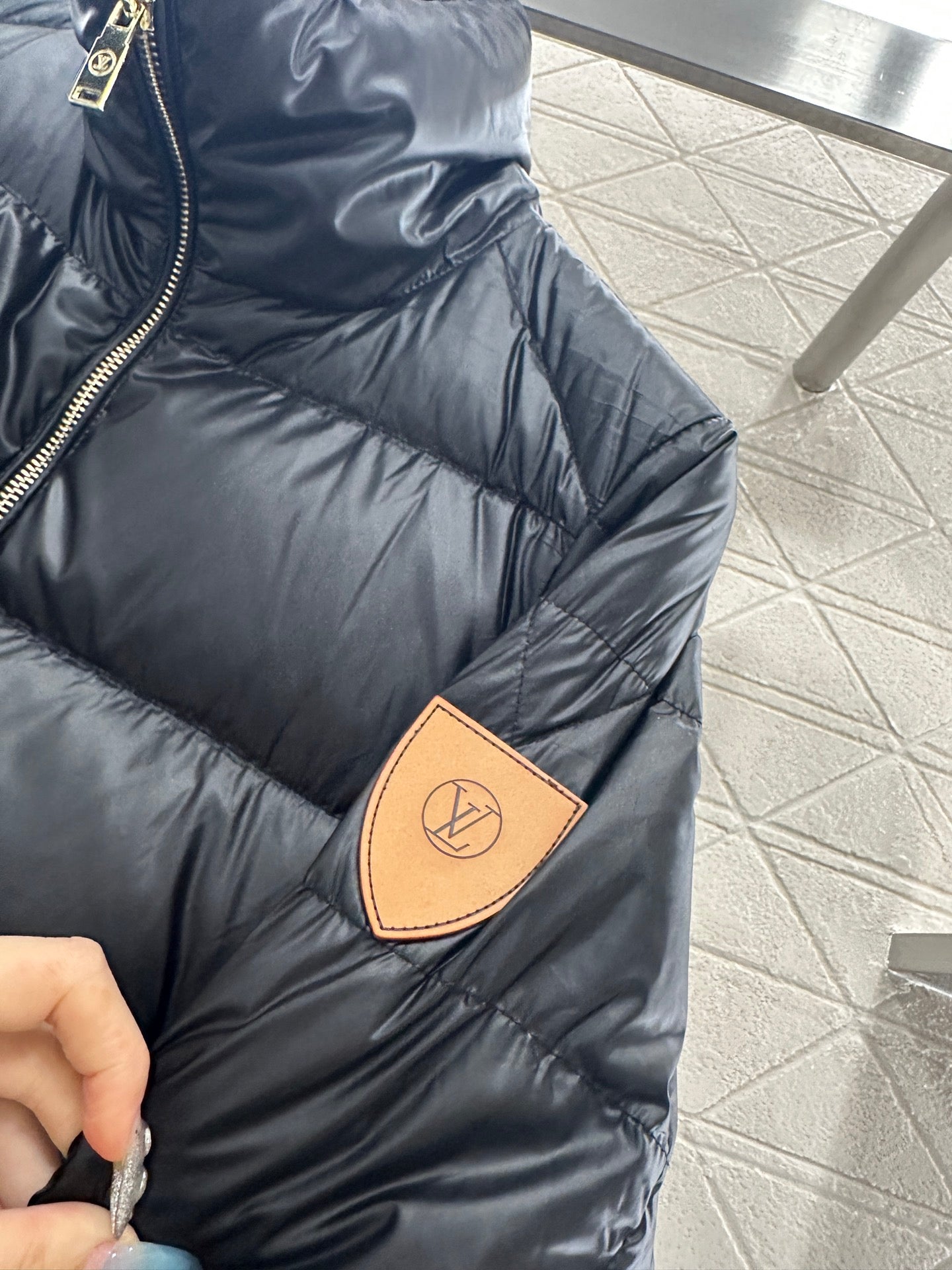 Embossed stand up collar down jacke